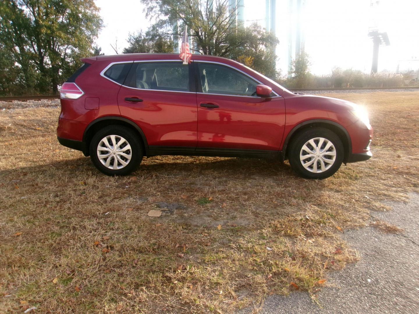 2016 Red Nissan Rogue S 2WD (5N1AT2MT7GC) with an 2.5L L4 DOHC 16V engine, CVT transmission, located at 2553 Airline Blvd, Portsmouth, VA, 23701, (757) 488-8331, 36.813889, -76.357597 - Photo#4