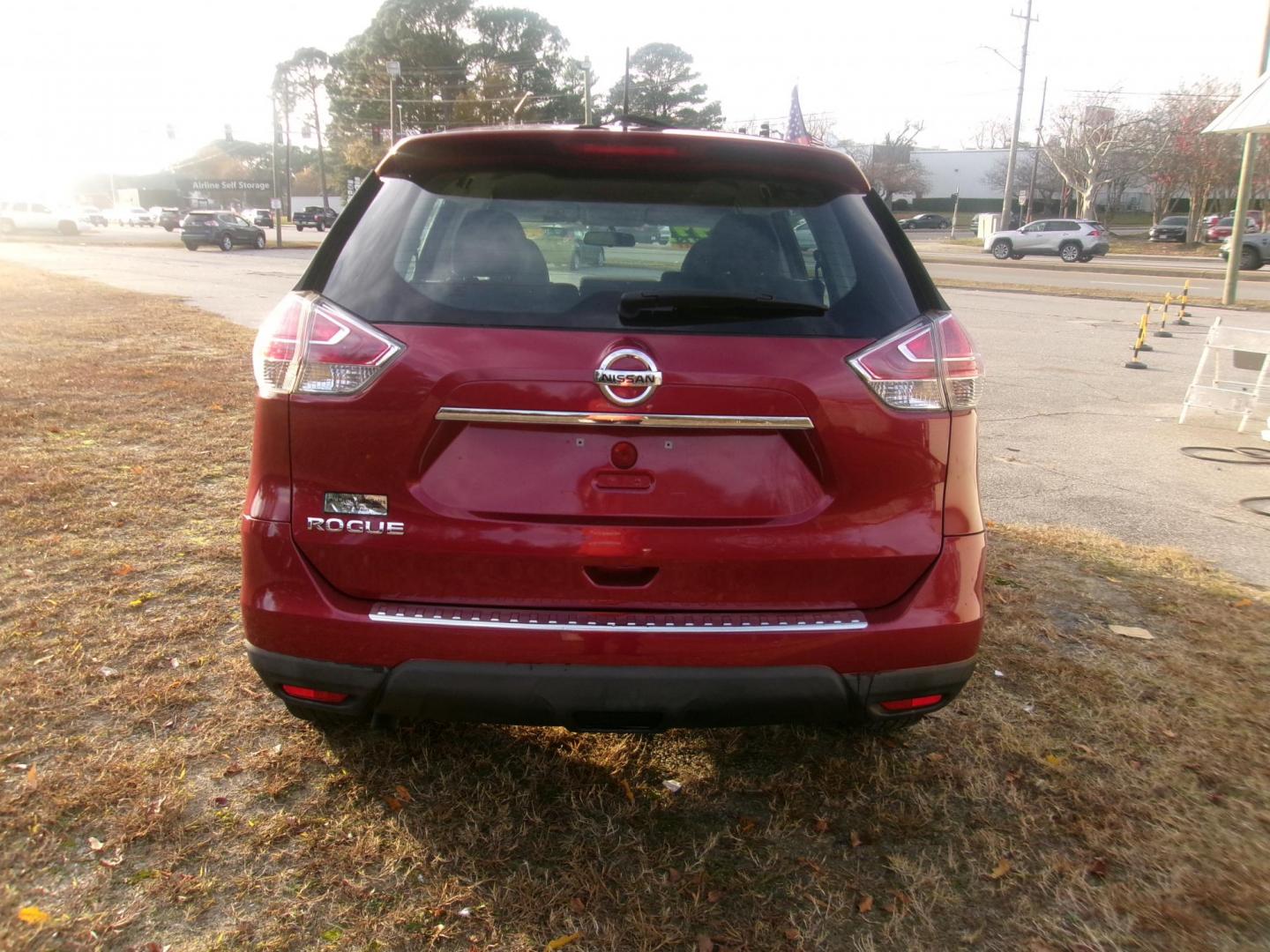 2016 Red Nissan Rogue S 2WD (5N1AT2MT7GC) with an 2.5L L4 DOHC 16V engine, CVT transmission, located at 2553 Airline Blvd, Portsmouth, VA, 23701, (757) 488-8331, 36.813889, -76.357597 - Photo#6
