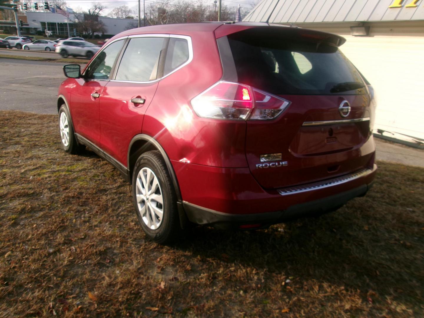 2016 Red Nissan Rogue S 2WD (5N1AT2MT7GC) with an 2.5L L4 DOHC 16V engine, CVT transmission, located at 2553 Airline Blvd, Portsmouth, VA, 23701, (757) 488-8331, 36.813889, -76.357597 - Photo#7