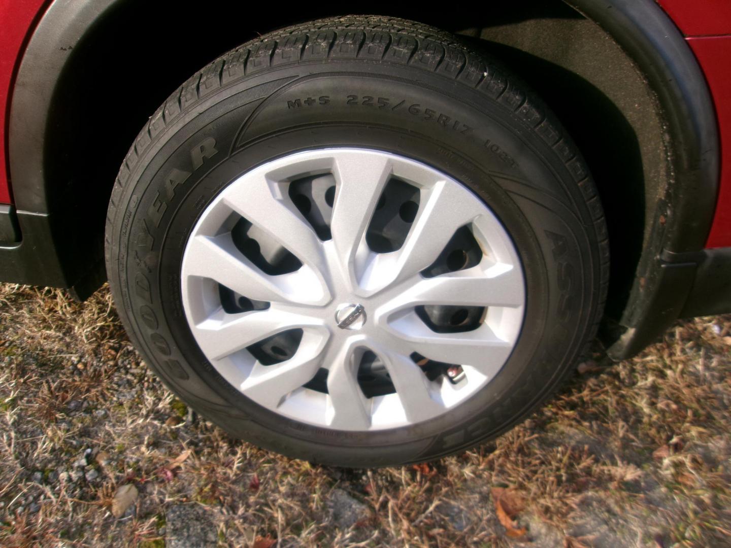 2016 Red Nissan Rogue S 2WD (5N1AT2MT7GC) with an 2.5L L4 DOHC 16V engine, CVT transmission, located at 2553 Airline Blvd, Portsmouth, VA, 23701, (757) 488-8331, 36.813889, -76.357597 - Photo#8