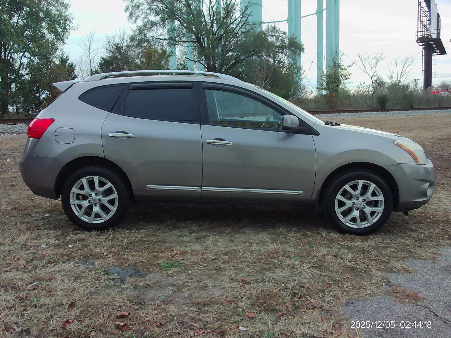 2011 Gray Nissan Rogue S AWD (JN8AS5MV5BW) with an 2.5L L4 DOHC 16V engine, CVT transmission, located at 2553 Airline Blvd, Portsmouth, VA, 23701, (757) 488-8331, 36.813889, -76.357597 - Photo#4