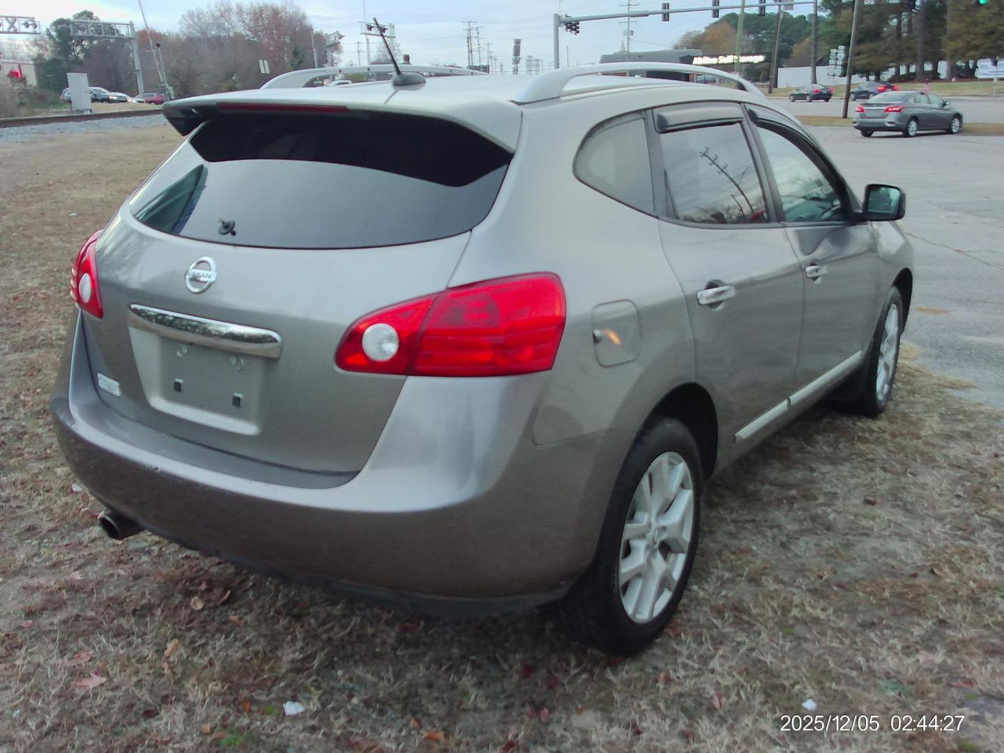 2011 Gray Nissan Rogue S AWD (JN8AS5MV5BW) with an 2.5L L4 DOHC 16V engine, CVT transmission, located at 2553 Airline Blvd, Portsmouth, VA, 23701, (757) 488-8331, 36.813889, -76.357597 - Photo#5