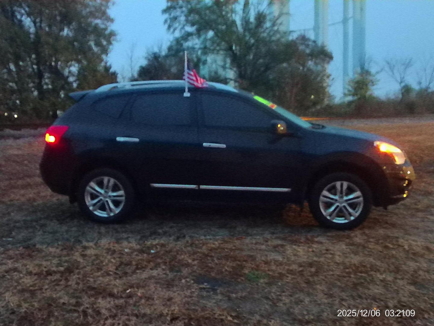 2013 Black Nissan Rogue S AWD (JN8AS5MV4DW) with an 2.5L L4 DOHC 16V engine, Continuously Variable Transmission transmission, located at 2553 Airline Blvd, Portsmouth, VA, 23701, (757) 488-8331, 36.813889, -76.357597 - Photo#4