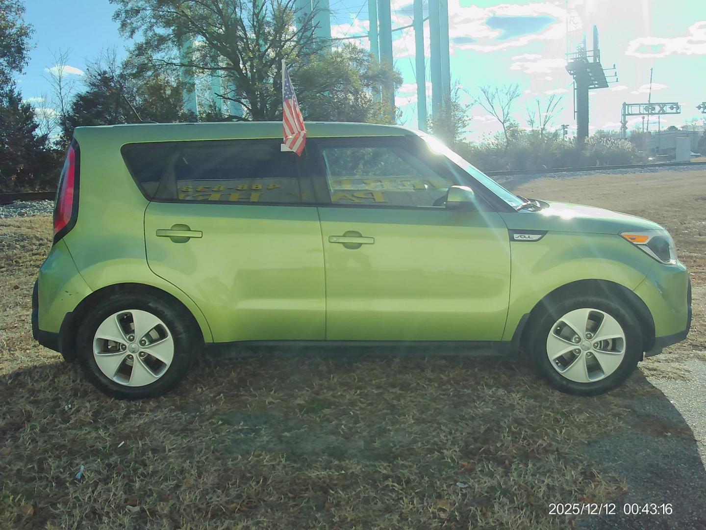 2016 Green Kia Soul Base 6A (KNDJN2A29G7) with an 1.6L L4 DOHC 16V engine, Manual transmission, located at 2553 Airline Blvd, Portsmouth, VA, 23701, (757) 488-8331, 36.813889, -76.357597 - Photo#3