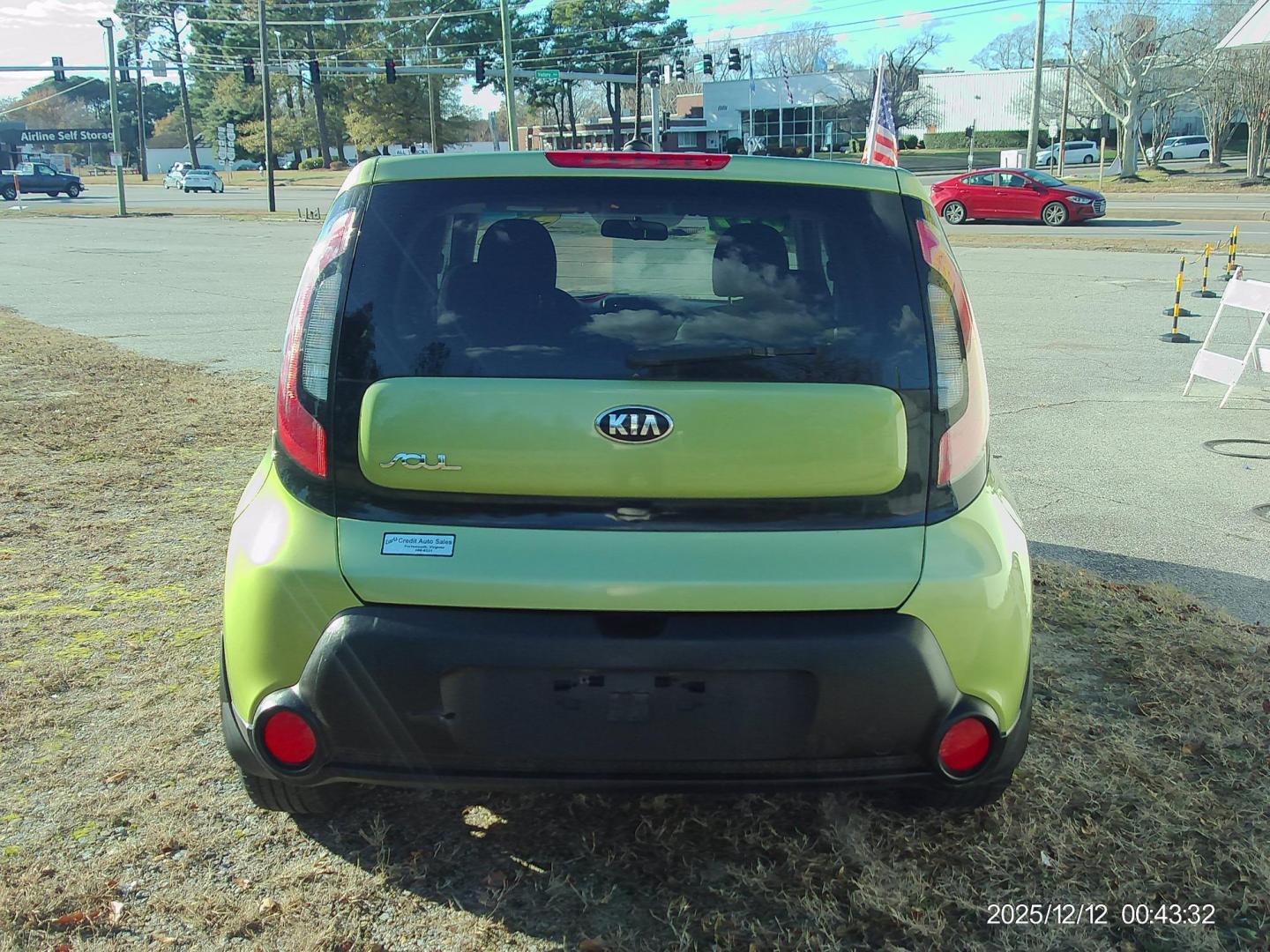 2016 Green Kia Soul Base 6A (KNDJN2A29G7) with an 1.6L L4 DOHC 16V engine, Manual transmission, located at 2553 Airline Blvd, Portsmouth, VA, 23701, (757) 488-8331, 36.813889, -76.357597 - Photo#4