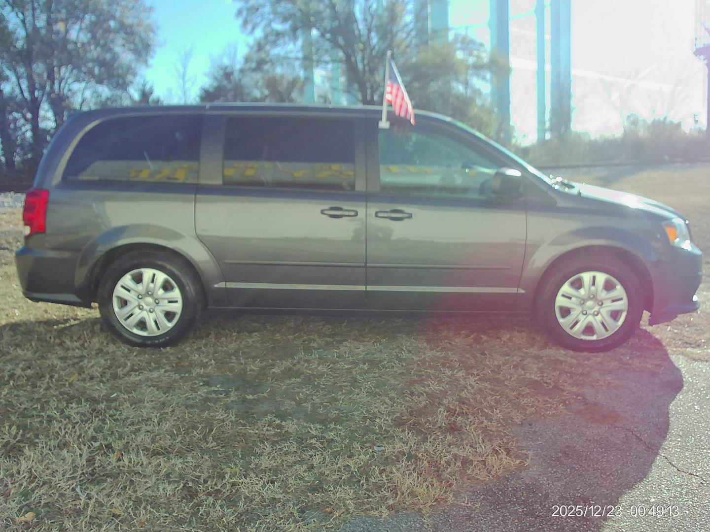 2017 Gray Dodge Grand Caravan SE (2C4RDGBG1HR) with an 3.6L V6 DOHC 24V engine, 6A transmission, located at 2553 Airline Blvd, Portsmouth, VA, 23701, (757) 488-8331, 36.813889, -76.357597 - ***VEHICLE TERMS*** Down Payment: $799 Weekly Payment: $110 APR: 23.9% Repayment Terms: 42 Months *** CALL ELIZABETH SMITH - DIRECTOR OF MARKETING @ 757-488-8331 TO SCHEDULE YOUR APPOINTMENT TODAY AND GET PRE-APPROVED RIGHT OVER THE PHONE*** - Photo#4