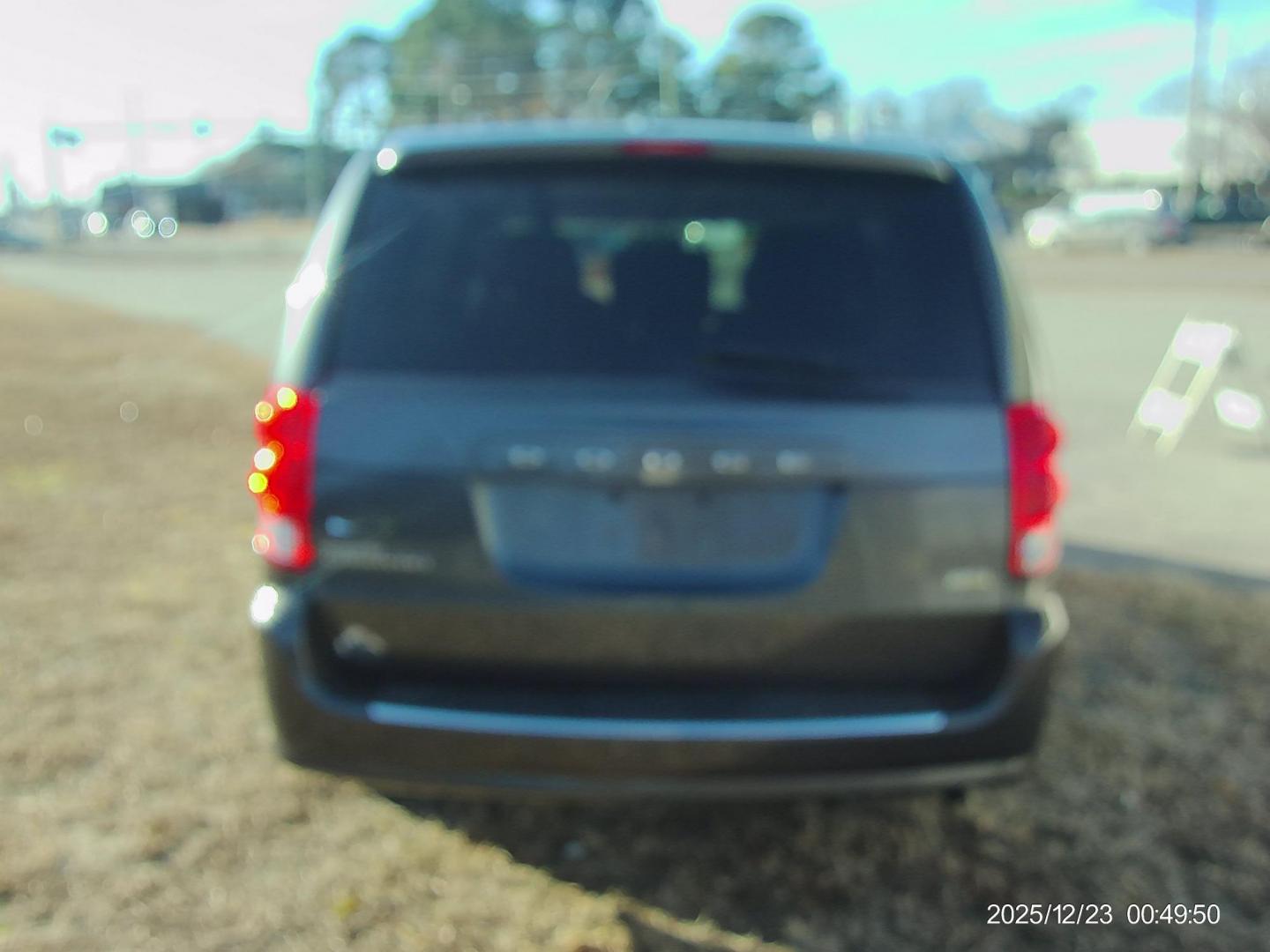 2017 Gray Dodge Grand Caravan SE (2C4RDGBG1HR) with an 3.6L V6 DOHC 24V engine, 6A transmission, located at 2553 Airline Blvd, Portsmouth, VA, 23701, (757) 488-8331, 36.813889, -76.357597 - ***VEHICLE TERMS*** Down Payment: $799 Weekly Payment: $110 APR: 23.9% Repayment Terms: 42 Months *** CALL ELIZABETH SMITH - DIRECTOR OF MARKETING @ 757-488-8331 TO SCHEDULE YOUR APPOINTMENT TODAY AND GET PRE-APPROVED RIGHT OVER THE PHONE*** - Photo#5