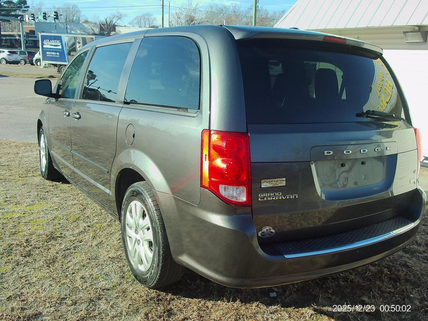 2017 Gray Dodge Grand Caravan SE (2C4RDGBG1HR) with an 3.6L V6 DOHC 24V engine, 6A transmission, located at 2553 Airline Blvd, Portsmouth, VA, 23701, (757) 488-8331, 36.813889, -76.357597 - ***VEHICLE TERMS*** Down Payment: $799 Weekly Payment: $110 APR: 23.9% Repayment Terms: 42 Months *** CALL ELIZABETH SMITH - DIRECTOR OF MARKETING @ 757-488-8331 TO SCHEDULE YOUR APPOINTMENT TODAY AND GET PRE-APPROVED RIGHT OVER THE PHONE*** - Photo#6