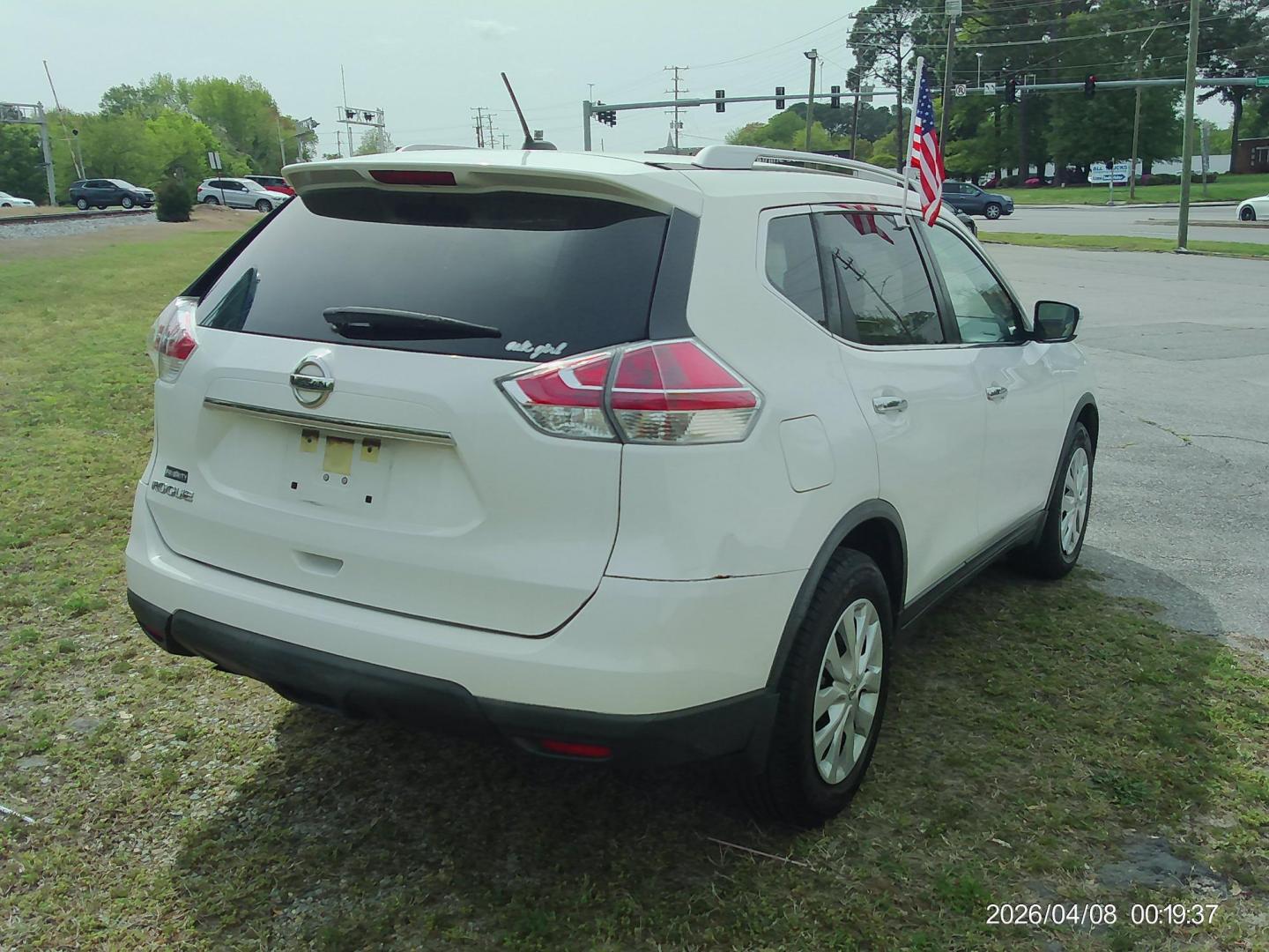 2016 White Nissan Rogue S 2WD (JN8AT2MT3GW) with an 2.5L L4 DOHC 16V engine, CVT transmission, located at 2553 Airline Blvd, Portsmouth, VA, 23701, (757) 488-8331, 36.813889, -76.357597 - ***VEHICLE TERMS*** Down Payment: $799 Weekly Payment: $110 APR: 23.9% Repayment Terms: 42 Months *** CALL ELIZABETH SMITH - DIRECTOR OF MARKETING @ 757-488-8331 TO SCHEDULE YOUR APPOINTMENT TODAY AND GET PRE-APPROVED RIGHT OVER THE PHONE*** - Photo#5