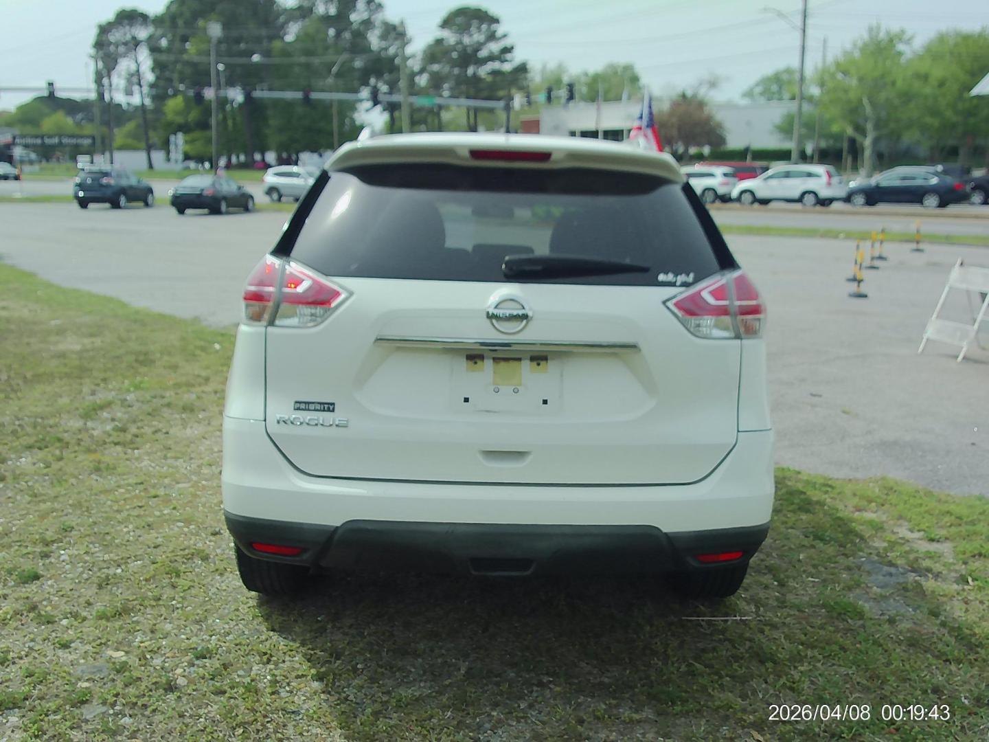 2016 White Nissan Rogue S 2WD (JN8AT2MT3GW) with an 2.5L L4 DOHC 16V engine, CVT transmission, located at 2553 Airline Blvd, Portsmouth, VA, 23701, (757) 488-8331, 36.813889, -76.357597 - ***VEHICLE TERMS*** Down Payment: $799 Weekly Payment: $110 APR: 23.9% Repayment Terms: 42 Months *** CALL ELIZABETH SMITH - DIRECTOR OF MARKETING @ 757-488-8331 TO SCHEDULE YOUR APPOINTMENT TODAY AND GET PRE-APPROVED RIGHT OVER THE PHONE*** - Photo#6