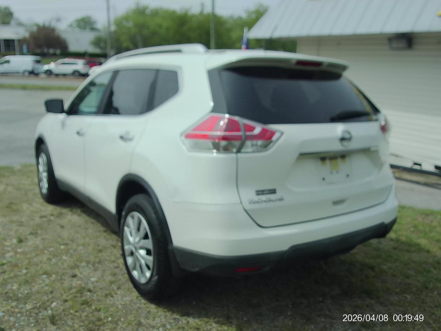 2016 White Nissan Rogue S 2WD (JN8AT2MT3GW) with an 2.5L L4 DOHC 16V engine, CVT transmission, located at 2553 Airline Blvd, Portsmouth, VA, 23701, (757) 488-8331, 36.813889, -76.357597 - ***VEHICLE TERMS*** Down Payment: $799 Weekly Payment: $110 APR: 23.9% Repayment Terms: 42 Months *** CALL ELIZABETH SMITH - DIRECTOR OF MARKETING @ 757-488-8331 TO SCHEDULE YOUR APPOINTMENT TODAY AND GET PRE-APPROVED RIGHT OVER THE PHONE*** - Photo#7