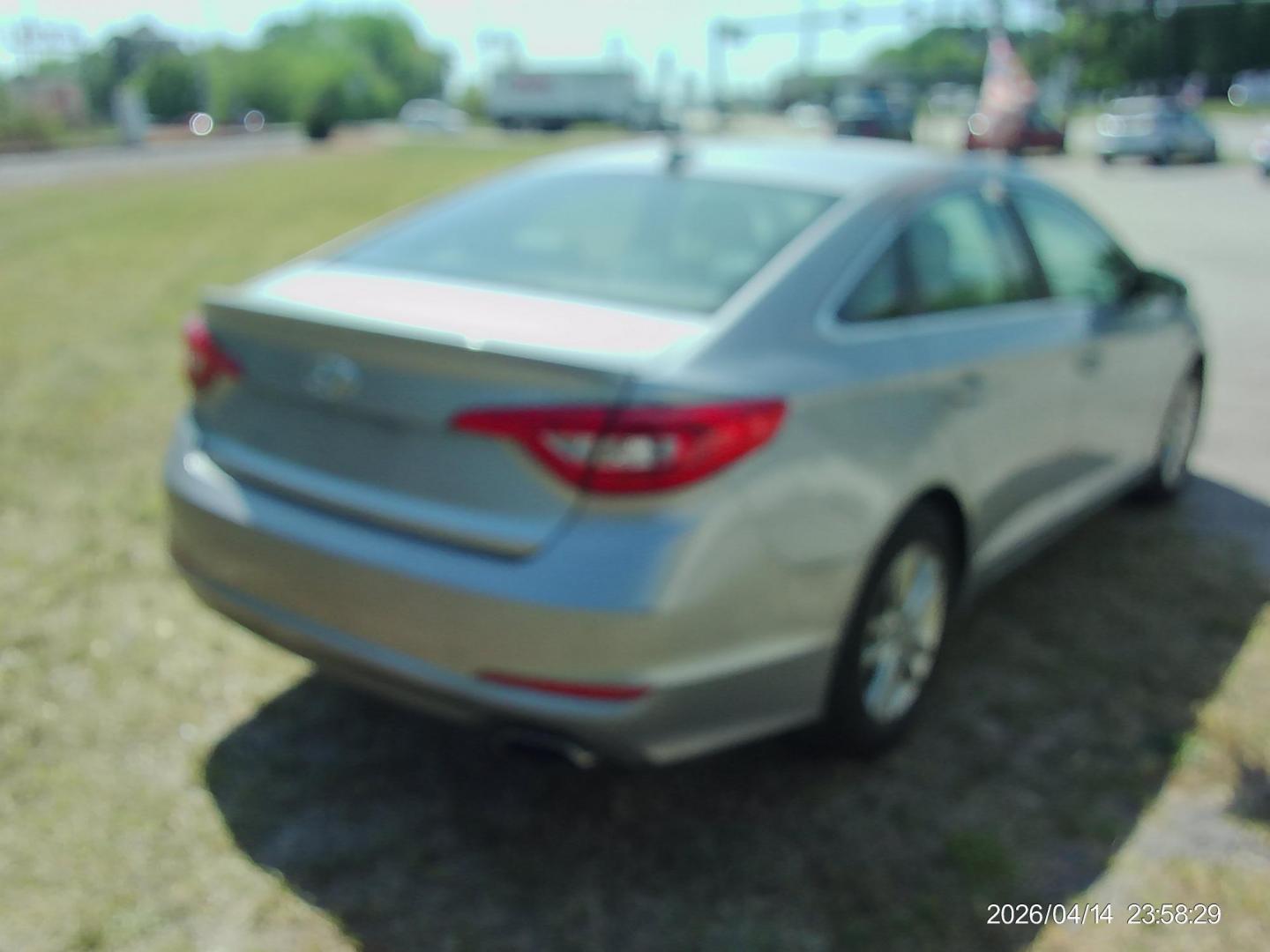 2017 Silver Hyundai Sonata SE (5NPE24AF4HH) with an 2.4L L4 DOHC 16V engine, 7A transmission, located at 2553 Airline Blvd, Portsmouth, VA, 23701, (757) 488-8331, 36.813889, -76.357597 - ***VEHICLE TERMS*** Down Payment: $799 Weekly Payment: $100 APR: 23.9% Repayment Terms: 42 Months *** CALL ELIZABETH SMITH - DIRECTOR OF MARKETING @ 757-488-8331 TO SCHEDULE YOUR APPOINTMENT TODAY AND GET PRE-APPROVED RIGHT OVER THE PHONE*** - Photo#5