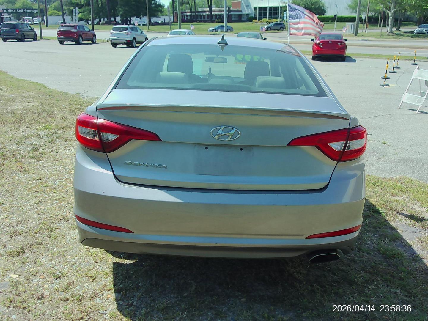 2017 Silver Hyundai Sonata SE (5NPE24AF4HH) with an 2.4L L4 DOHC 16V engine, 7A transmission, located at 2553 Airline Blvd, Portsmouth, VA, 23701, (757) 488-8331, 36.813889, -76.357597 - ***VEHICLE TERMS*** Down Payment: $799 Weekly Payment: $100 APR: 23.9% Repayment Terms: 42 Months *** CALL ELIZABETH SMITH - DIRECTOR OF MARKETING @ 757-488-8331 TO SCHEDULE YOUR APPOINTMENT TODAY AND GET PRE-APPROVED RIGHT OVER THE PHONE*** - Photo#6