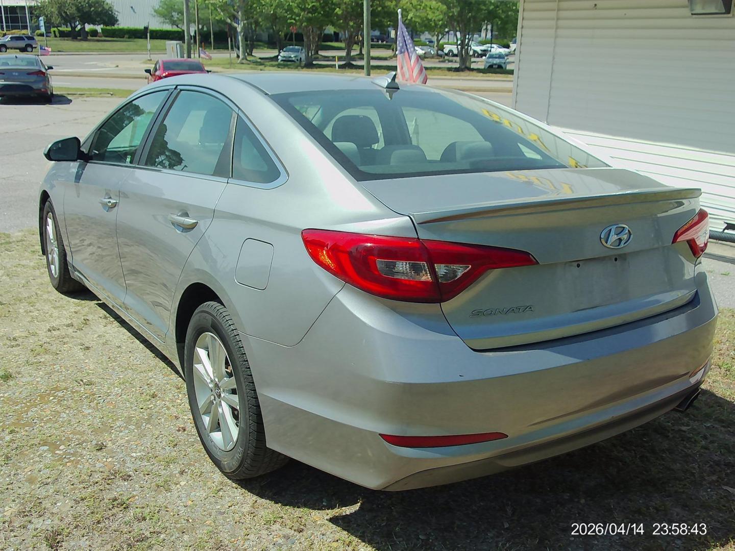 2017 Silver Hyundai Sonata SE (5NPE24AF4HH) with an 2.4L L4 DOHC 16V engine, 7A transmission, located at 2553 Airline Blvd, Portsmouth, VA, 23701, (757) 488-8331, 36.813889, -76.357597 - ***VEHICLE TERMS*** Down Payment: $799 Weekly Payment: $100 APR: 23.9% Repayment Terms: 42 Months *** CALL ELIZABETH SMITH - DIRECTOR OF MARKETING @ 757-488-8331 TO SCHEDULE YOUR APPOINTMENT TODAY AND GET PRE-APPROVED RIGHT OVER THE PHONE*** - Photo#7