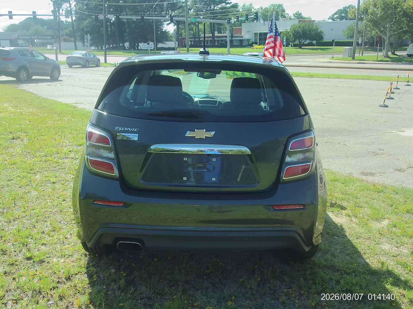 2019 Gray Chevrolet Sonic FL Auto Hatchback (1G1JG6SB5K4) with an 1.4L L4 DOHC 24V TURBO engine, 6A transmission, located at 2553 Airline Blvd, Portsmouth, VA, 23701, (757) 488-8331, 36.813889, -76.357597 - ***VEHICLE TERMS*** Down Payment: $799 Weekly Payment: $115 APR: 23.9% Repayment Terms: 42 Months *** CALL ELIZABETH SMITH - DIRECTOR OF MARKETING @ 757-488-8331 TO SCHEDULE YOUR APPOINTMENT TODAY AND GET PRE-APPROVED RIGHT OVER THE PHONE***- Photo#6