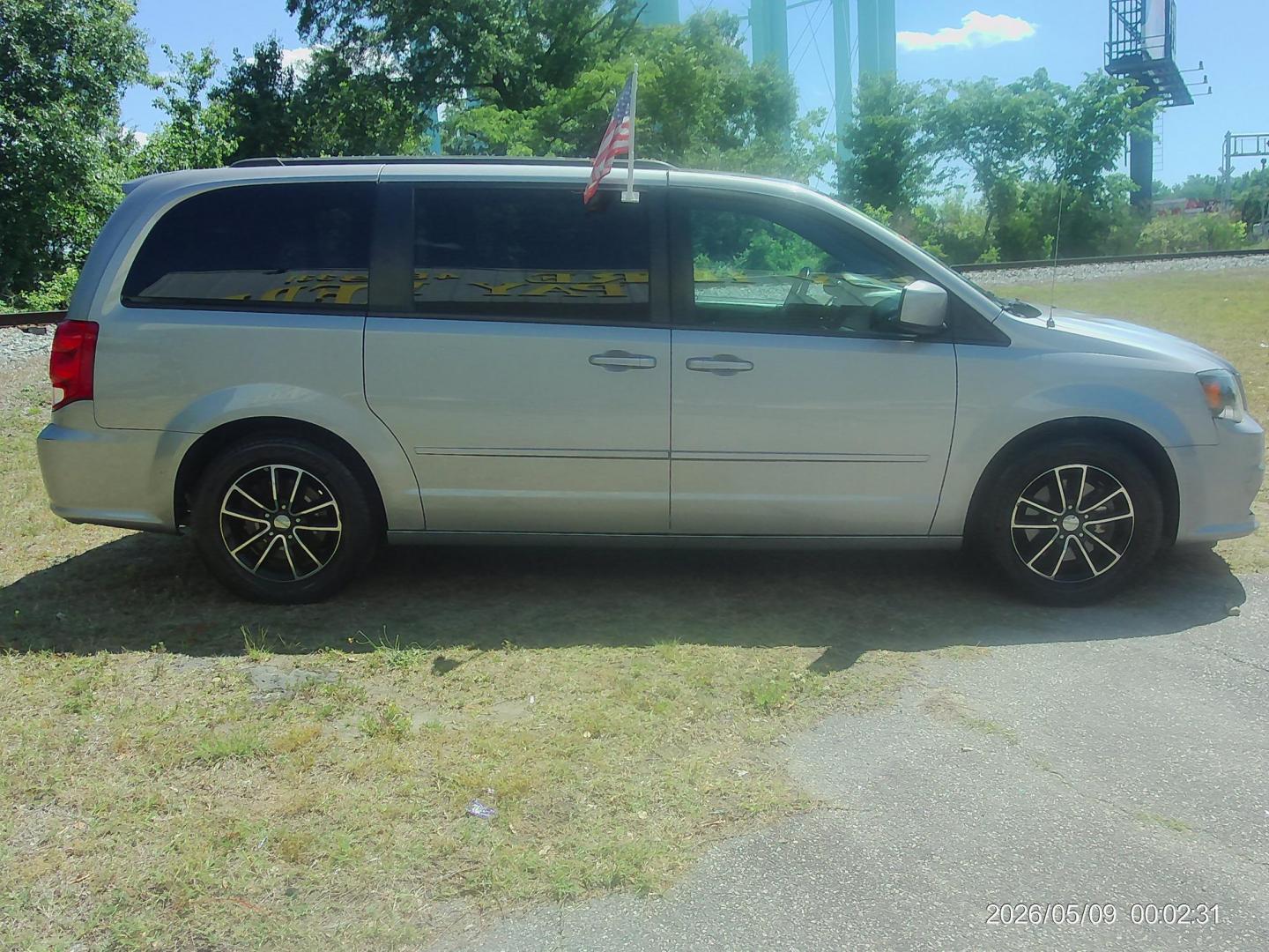 2017 Silver Dodge Grand Caravan GT (2C4RDGEG4HR) with an 3.6L V6 DOHC 24V engine, 6A transmission, located at 2553 Airline Blvd, Portsmouth, VA, 23701, (757) 488-8331, 36.813889, -76.357597 - Photo#4