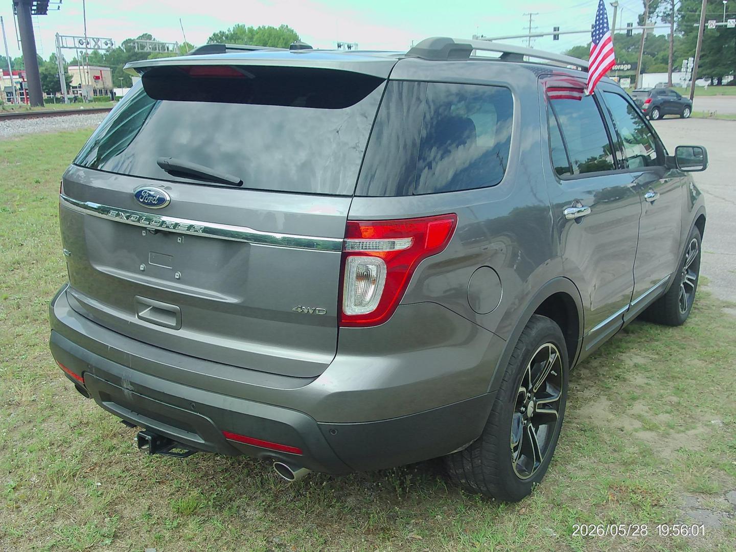 2014 Gray Ford Explorer XLT 4WD (1FM5K8D82EG) with an 3.5L V6 DOHC 24V engine, 6-Speed Automatic transmission, located at 2553 Airline Blvd, Portsmouth, VA, 23701, (757) 488-8331, 36.813889, -76.357597 - ***VEHICLE TERMS*** Down Payment: $999 Weekly Payment: $120 APR: 23.9% Repayment Terms: 42 Months *** CALL ELIZABETH SMITH - DIRECTOR OF MARKETING @ 757-488-8331 TO SCHEDULE YOUR APPOINTMENT TODAY AND GET PRE-APPROVED RIGHT OVER THE PHONE*** - Photo#5
