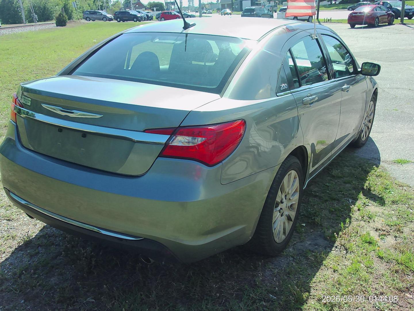2013 Gray Chrysler 200 LX (1C3CCBAG6DN) with an 3.6L V6 DOHC 24V FFV engine, 6-Speed Automatic transmission, located at 2553 Airline Blvd, Portsmouth, VA, 23701, (757) 488-8331, 36.813889, -76.357597 - ***VEHICLE TERMS*** Down Payment: $699 Weekly Payment: $100 APR: 23.9% Repayment Terms: 42 Months *** CALL ELIZABETH SMITH - DIRECTOR OF MARKETING @ 757-488-8331 TO SCHEDULE YOUR APPOINTMENT TODAY AND GET PRE-APPROVED RIGHT OVER THE PHONE*** - Photo#5