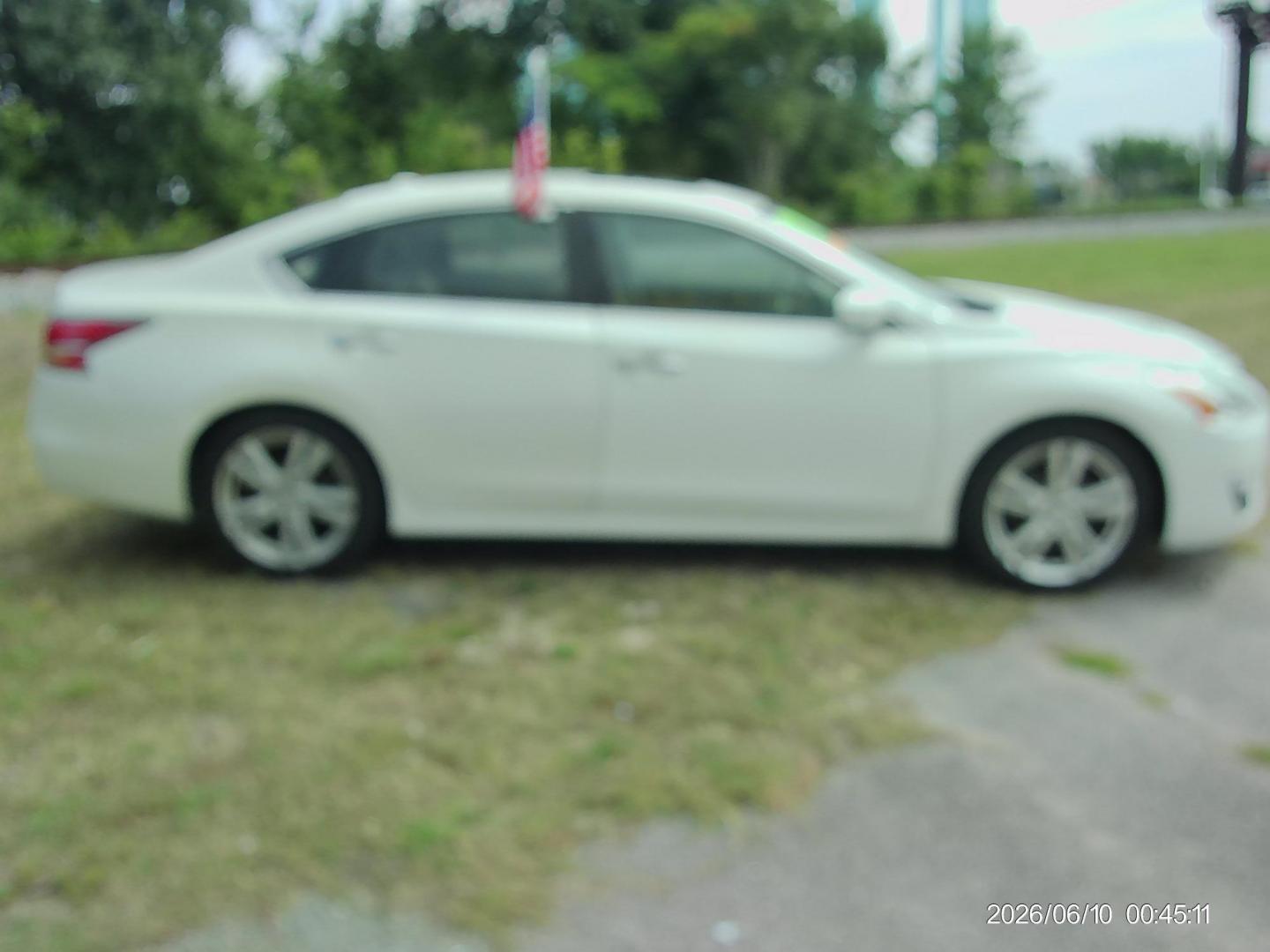2014 White Nissan Altima 3.5 SV (1N4BL3AP3EC) with an 3.5L V6 DOHC 24V engine, Continuously Variable Transmission transmission, located at 2553 Airline Blvd, Portsmouth, VA, 23701, (757) 488-8331, 36.813889, -76.357597 - ***VEHICLE TERMS*** Down Payment: $799 Weekly Payment: $110 APR: 23.9% Repayment Terms: 42 Months *** CALL ELIZABETH SMITH - DIRECTOR OF MARKETING @ 757-488-8331 TO SCHEDULE YOUR APPOINTMENT TODAY AND GET PRE-APPROVED RIGHT OVER THE PHONE*** - Photo#4
