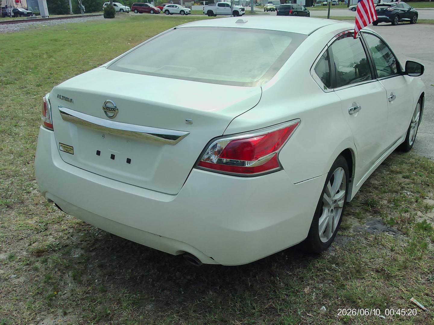 2014 White Nissan Altima 3.5 SV (1N4BL3AP3EC) with an 3.5L V6 DOHC 24V engine, Continuously Variable Transmission transmission, located at 2553 Airline Blvd, Portsmouth, VA, 23701, (757) 488-8331, 36.813889, -76.357597 - ***VEHICLE TERMS*** Down Payment: $799 Weekly Payment: $110 APR: 23.9% Repayment Terms: 42 Months *** CALL ELIZABETH SMITH - DIRECTOR OF MARKETING @ 757-488-8331 TO SCHEDULE YOUR APPOINTMENT TODAY AND GET PRE-APPROVED RIGHT OVER THE PHONE*** - Photo#5
