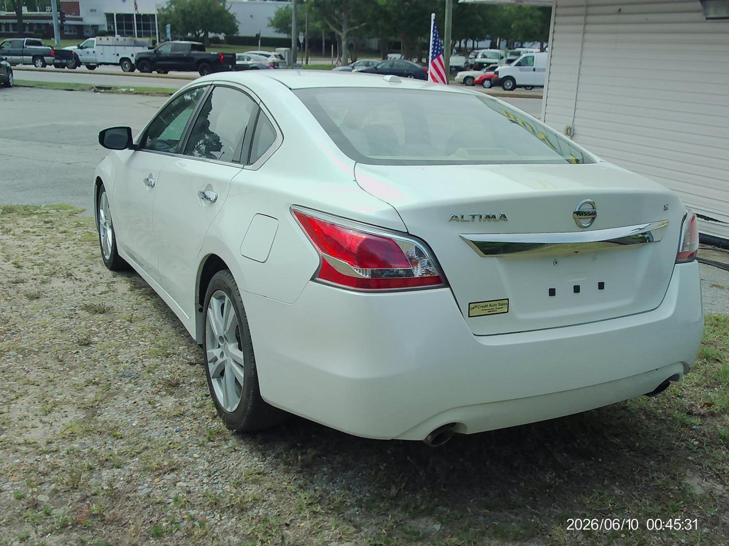2014 White Nissan Altima 3.5 SV (1N4BL3AP3EC) with an 3.5L V6 DOHC 24V engine, Continuously Variable Transmission transmission, located at 2553 Airline Blvd, Portsmouth, VA, 23701, (757) 488-8331, 36.813889, -76.357597 - ***VEHICLE TERMS*** Down Payment: $799 Weekly Payment: $110 APR: 23.9% Repayment Terms: 42 Months *** CALL ELIZABETH SMITH - DIRECTOR OF MARKETING @ 757-488-8331 TO SCHEDULE YOUR APPOINTMENT TODAY AND GET PRE-APPROVED RIGHT OVER THE PHONE*** - Photo#6