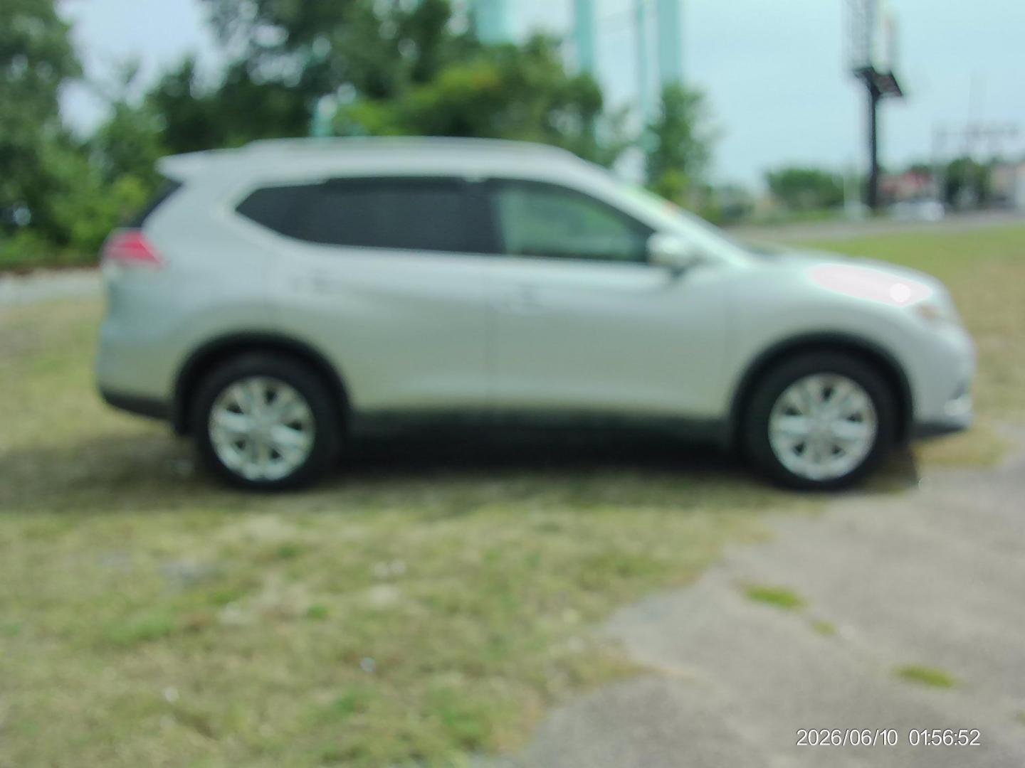 2015 Silver Nissan Rogue S AWD (5N1AT2MV1FC) with an 2.5L L4 DOHC 16V engine, Continuously Variable Transmission transmission, located at 2553 Airline Blvd, Portsmouth, VA, 23701, (757) 488-8331, 36.813889, -76.357597 - ***VEHICLE TERMS*** Down Payment: $999 Weekly Payment: $115 APR: 23.9% Repayment Terms: 42 Months *** CALL ELIZABETH SMITH - DIRECTOR OF MARKETING @ 757-488-8331 TO SCHEDULE YOUR APPOINTMENT TODAY AND GET PRE-APPROVED RIGHT OVER THE PHONE*** - Photo#4