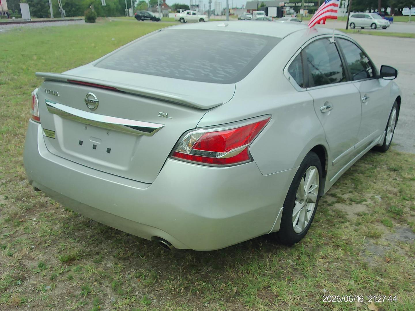 2015 Silver Nissan Altima 2.5 S (1N4AL3AP5FN) with an 2.5L L4 DOHC 16V engine, Continuously Variable Transmission transmission, located at 2553 Airline Blvd, Portsmouth, VA, 23701, (757) 488-8331, 36.813889, -76.357597 - ***VEHICLE TERMS*** Down Payment: $999 Weekly Payment: $115 APR: 23.9% Repayment Terms: 42 Months *** CALL ELIZABETH SMITH - DIRECTOR OF MARKETING @ 757-488-8331 TO SCHEDULE YOUR APPOINTMENT TODAY AND GET PRE-APPROVED RIGHT OVER THE PHONE*** - Photo#5