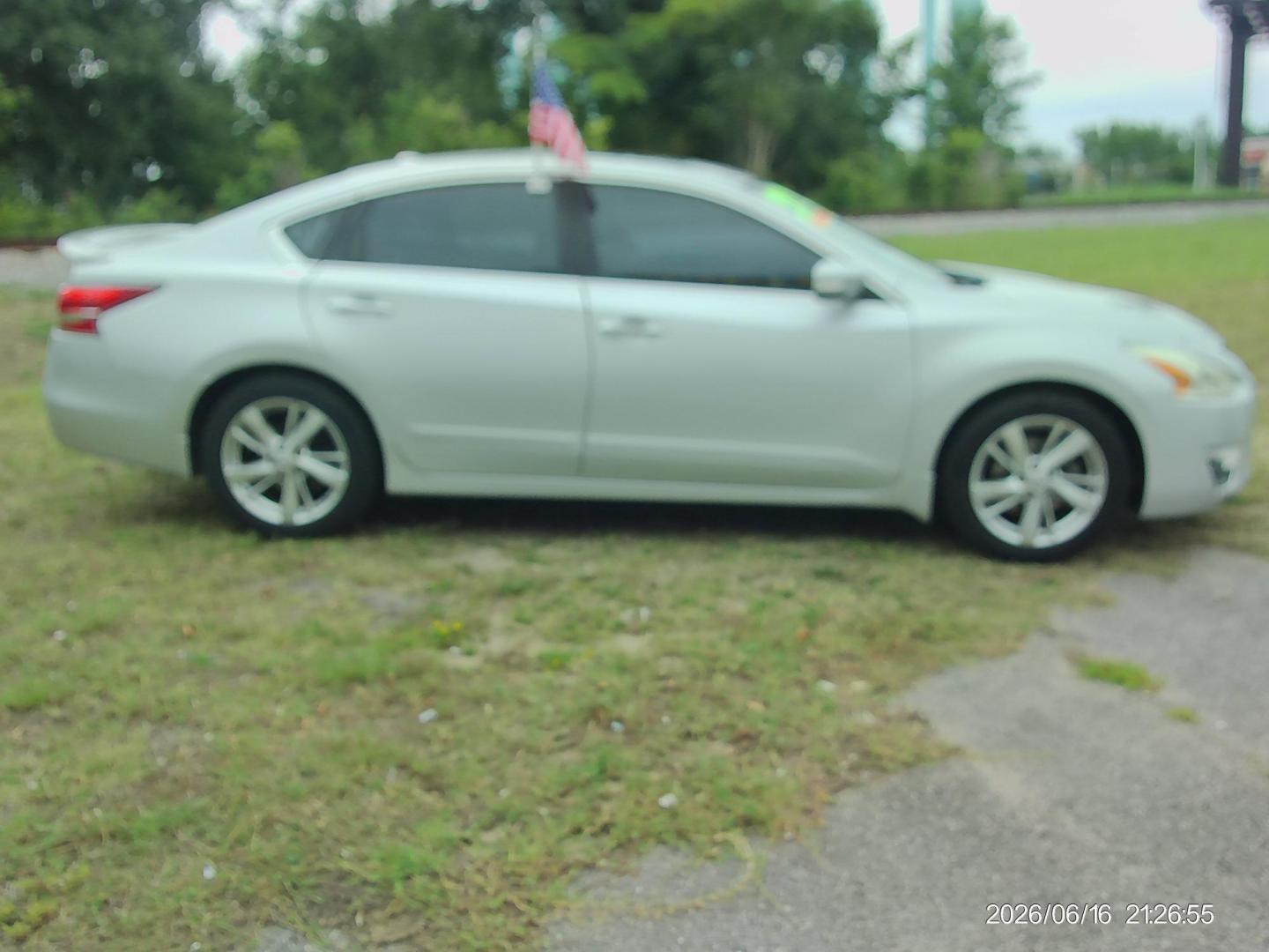 2015 Silver Nissan Altima 2.5 S (1N4AL3AP5FN) with an 2.5L L4 DOHC 16V engine, Continuously Variable Transmission transmission, located at 2553 Airline Blvd, Portsmouth, VA, 23701, (757) 488-8331, 36.813889, -76.357597 - ***VEHICLE TERMS*** Down Payment: $999 Weekly Payment: $115 APR: 23.9% Repayment Terms: 42 Months *** CALL ELIZABETH SMITH - DIRECTOR OF MARKETING @ 757-488-8331 TO SCHEDULE YOUR APPOINTMENT TODAY AND GET PRE-APPROVED RIGHT OVER THE PHONE*** - Photo#4