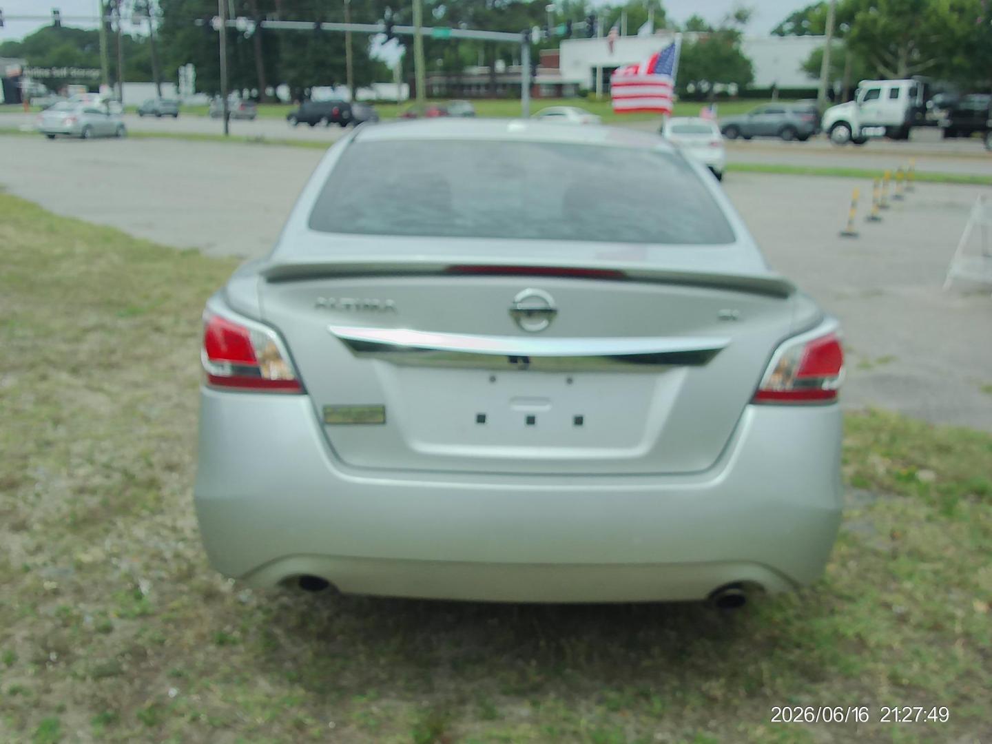 2015 Silver Nissan Altima 2.5 S (1N4AL3AP5FN) with an 2.5L L4 DOHC 16V engine, Continuously Variable Transmission transmission, located at 2553 Airline Blvd, Portsmouth, VA, 23701, (757) 488-8331, 36.813889, -76.357597 - ***VEHICLE TERMS*** Down Payment: $999 Weekly Payment: $115 APR: 23.9% Repayment Terms: 42 Months *** CALL ELIZABETH SMITH - DIRECTOR OF MARKETING @ 757-488-8331 TO SCHEDULE YOUR APPOINTMENT TODAY AND GET PRE-APPROVED RIGHT OVER THE PHONE*** - Photo#6