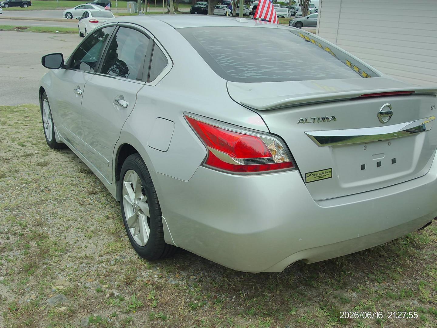 2015 Silver Nissan Altima 2.5 S (1N4AL3AP5FN) with an 2.5L L4 DOHC 16V engine, Continuously Variable Transmission transmission, located at 2553 Airline Blvd, Portsmouth, VA, 23701, (757) 488-8331, 36.813889, -76.357597 - ***VEHICLE TERMS*** Down Payment: $999 Weekly Payment: $115 APR: 23.9% Repayment Terms: 42 Months *** CALL ELIZABETH SMITH - DIRECTOR OF MARKETING @ 757-488-8331 TO SCHEDULE YOUR APPOINTMENT TODAY AND GET PRE-APPROVED RIGHT OVER THE PHONE*** - Photo#7