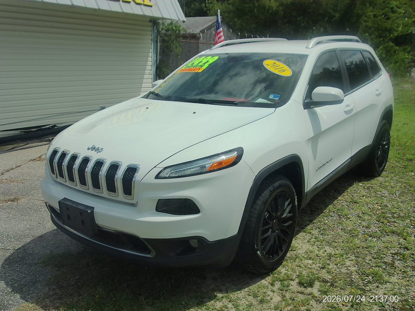 2016 White Jeep Cherokee Latitude 4WD (1C4PJMCB7GW) with an 2.4L L4 DOHC 16V engine, 9A transmission, located at 2553 Airline Blvd, Portsmouth, VA, 23701, (757) 488-8331, 36.813889, -76.357597 - ***VEHICLE TERMS*** Down Payment: $1499 Weekly Payment: $125 APR: 23.9% Repayment Terms: 42 Months *** CALL ELIZABETH SMITH - DIRECTOR OF MARKETING @ 757-488-8331 TO SCHEDULE YOUR APPOINTMENT TODAY AND GET PRE-APPROVED RIGHT OVER THE PHONE***- Photo#1