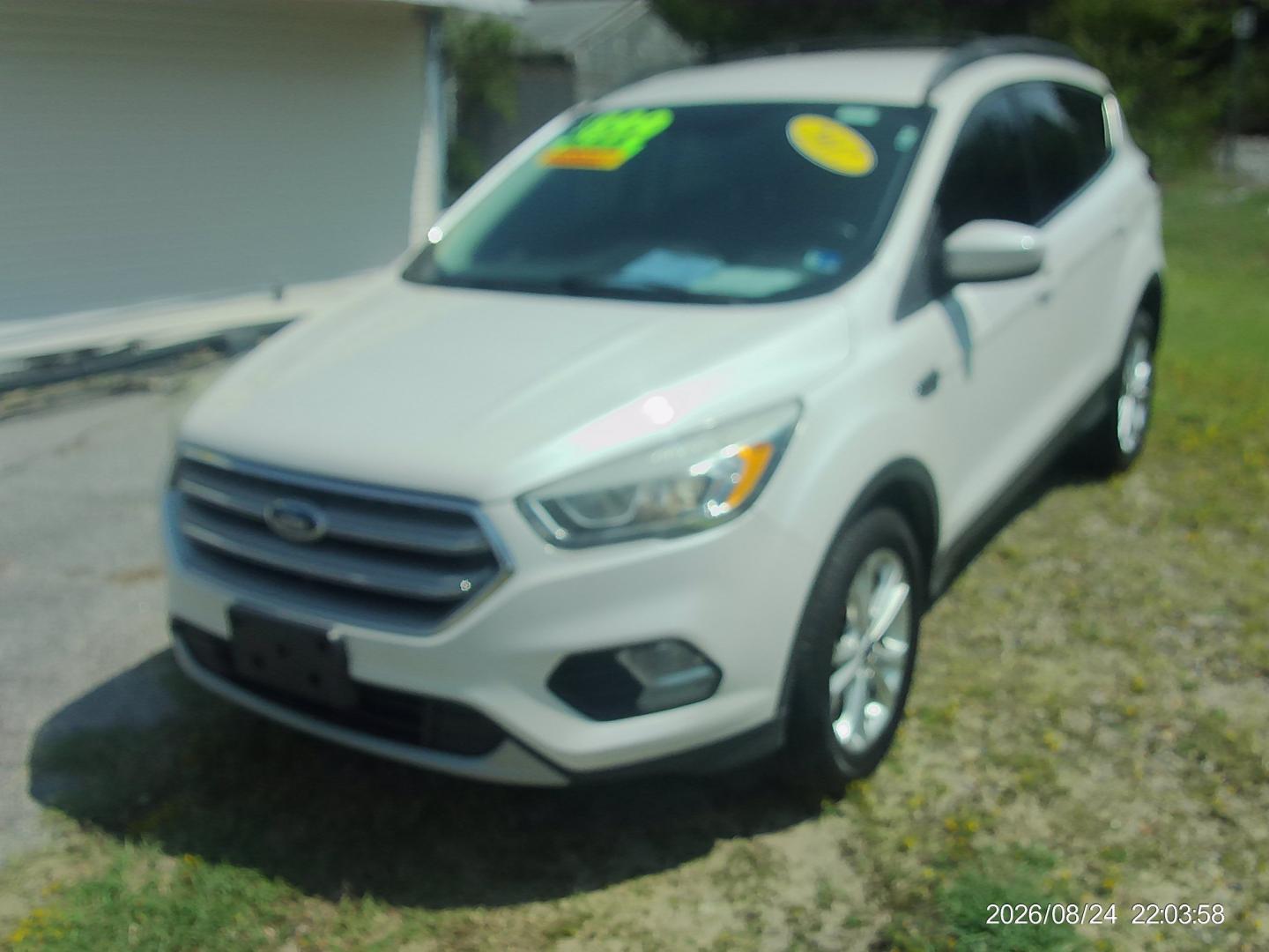 2017 White Ford Escape SE 4WD (1FMCU9GD8HU) with an 1.5L L4 DOHC 16V engine, 6A transmission, located at 2553 Airline Blvd, Portsmouth, VA, 23701, (757) 488-8331, 36.813889, -76.357597- Photo#1