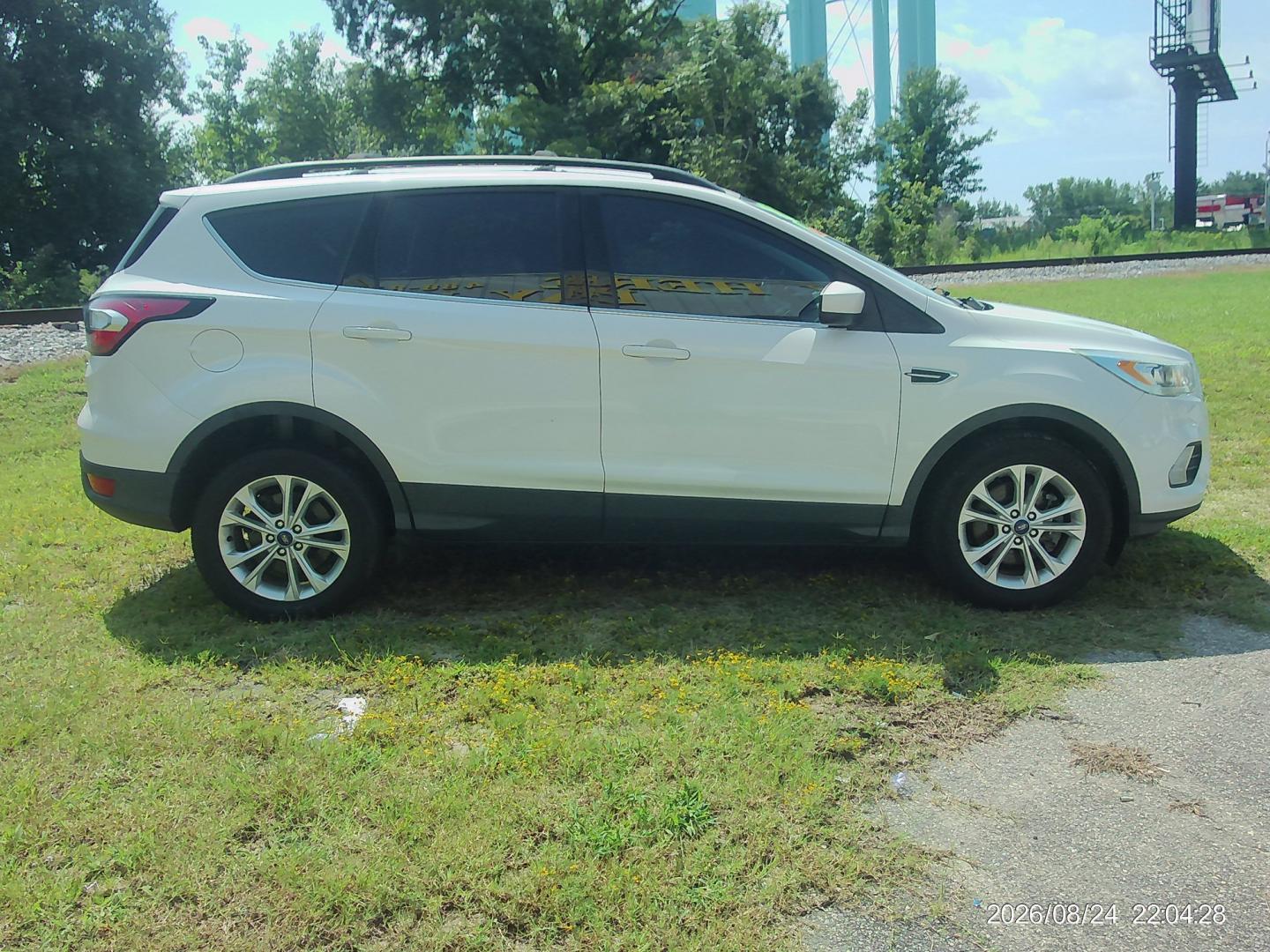 2017 White Ford Escape SE 4WD (1FMCU9GD8HU) with an 1.5L L4 DOHC 16V engine, 6A transmission, located at 2553 Airline Blvd, Portsmouth, VA, 23701, (757) 488-8331, 36.813889, -76.357597- Photo#4