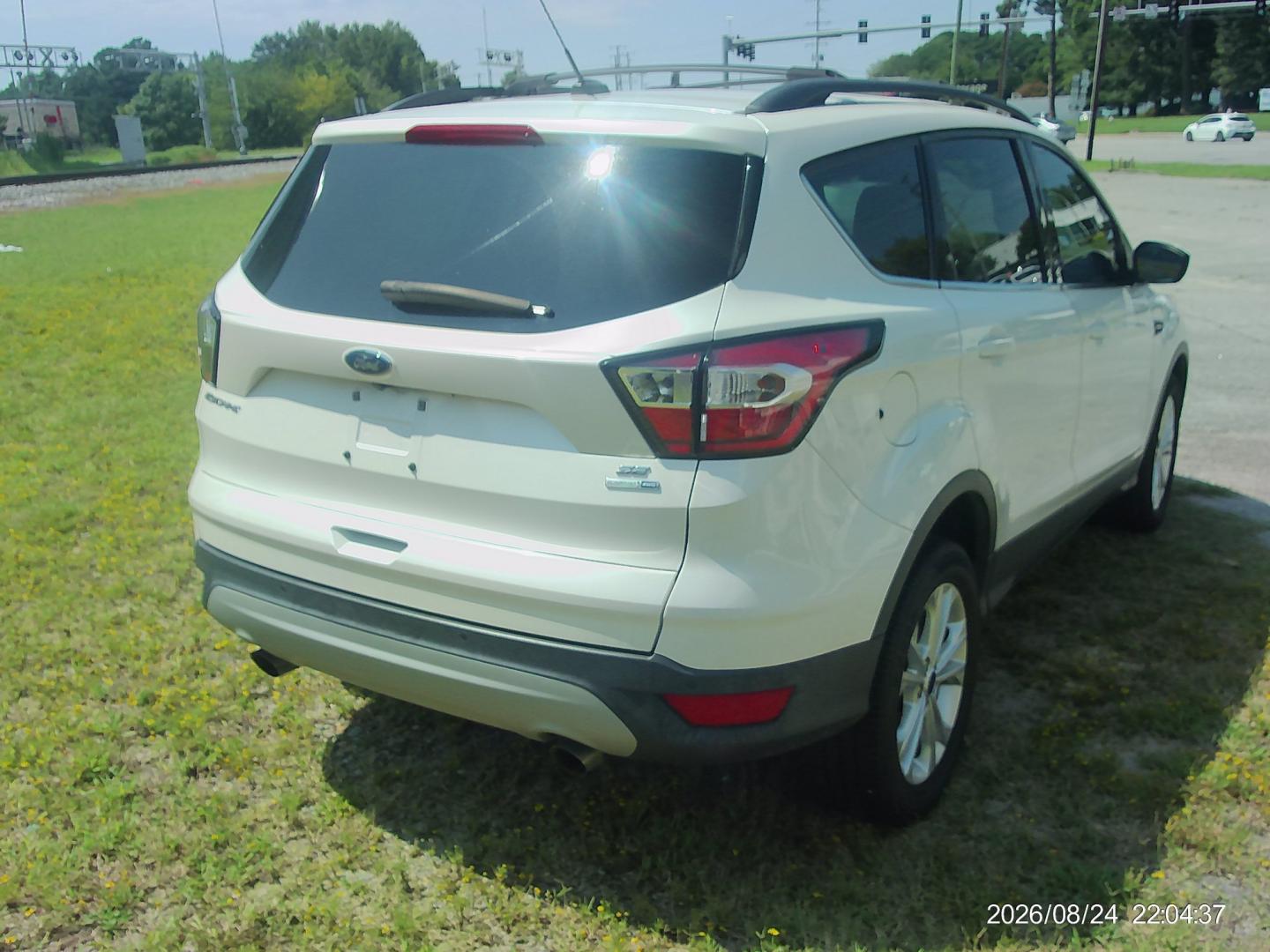 2017 White Ford Escape SE 4WD (1FMCU9GD8HU) with an 1.5L L4 DOHC 16V engine, 6A transmission, located at 2553 Airline Blvd, Portsmouth, VA, 23701, (757) 488-8331, 36.813889, -76.357597- Photo#5