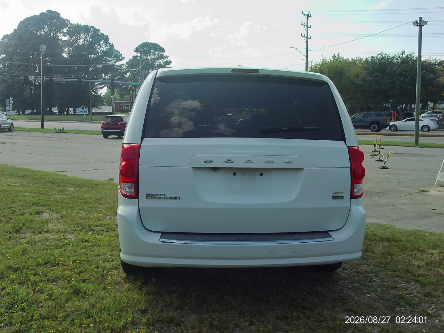 2019 White Dodge Grand Caravan SXT (2C4RDGCG7KR) with an 3.6L V6 DOHC 24V engine, 6A transmission, located at 2553 Airline Blvd, Portsmouth, VA, 23701, (757) 488-8331, 36.813889, -76.357597 - ***VEHICLE TERMS*** Down Payment: $899 Weekly Payment: $115 APR: 23.9% Repayment Terms: 42 Months *** CALL ELIZABETH SMITH - DIRECTOR OF MARKETING @ 757-488-8331 TO SCHEDULE YOUR APPOINTMENT TODAY AND GET PRE-APPROVED RIGHT OVER THE PHONE***- Photo#6