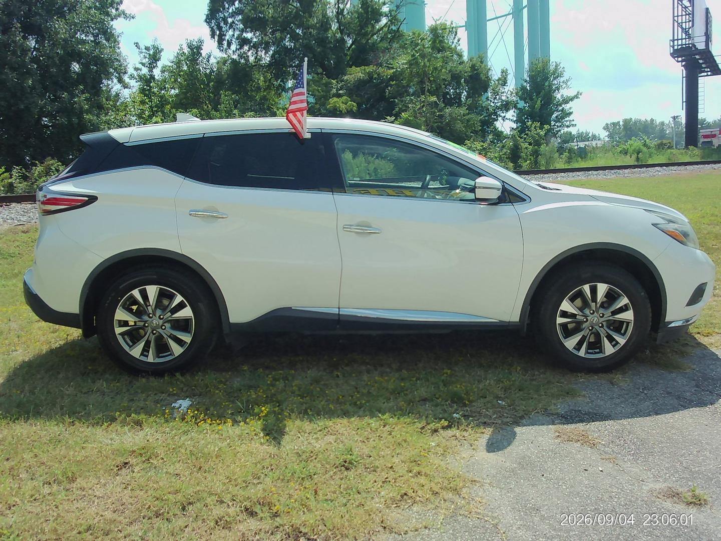 2018 White Nissan Murano Platinum AWD (5N1AZ2MH2JN) with an 3.5L V6 DOHC 24V engine, CVT transmission, located at 2553 Airline Blvd, Portsmouth, VA, 23701, (757) 488-8331, 36.813889, -76.357597 - ***VEHICLE TERMS*** Down Payment: $999 Weekly Payment: $115 APR: 23.9% Repayment Terms: 42 Months *** CALL ELIZABETH SMITH - DIRECTOR OF MARKETING @ 757-488-8331 TO SCHEDULE YOUR APPOINTMENT TODAY AND GET PRE-APPROVED RIGHT OVER THE PHONE***- Photo#4