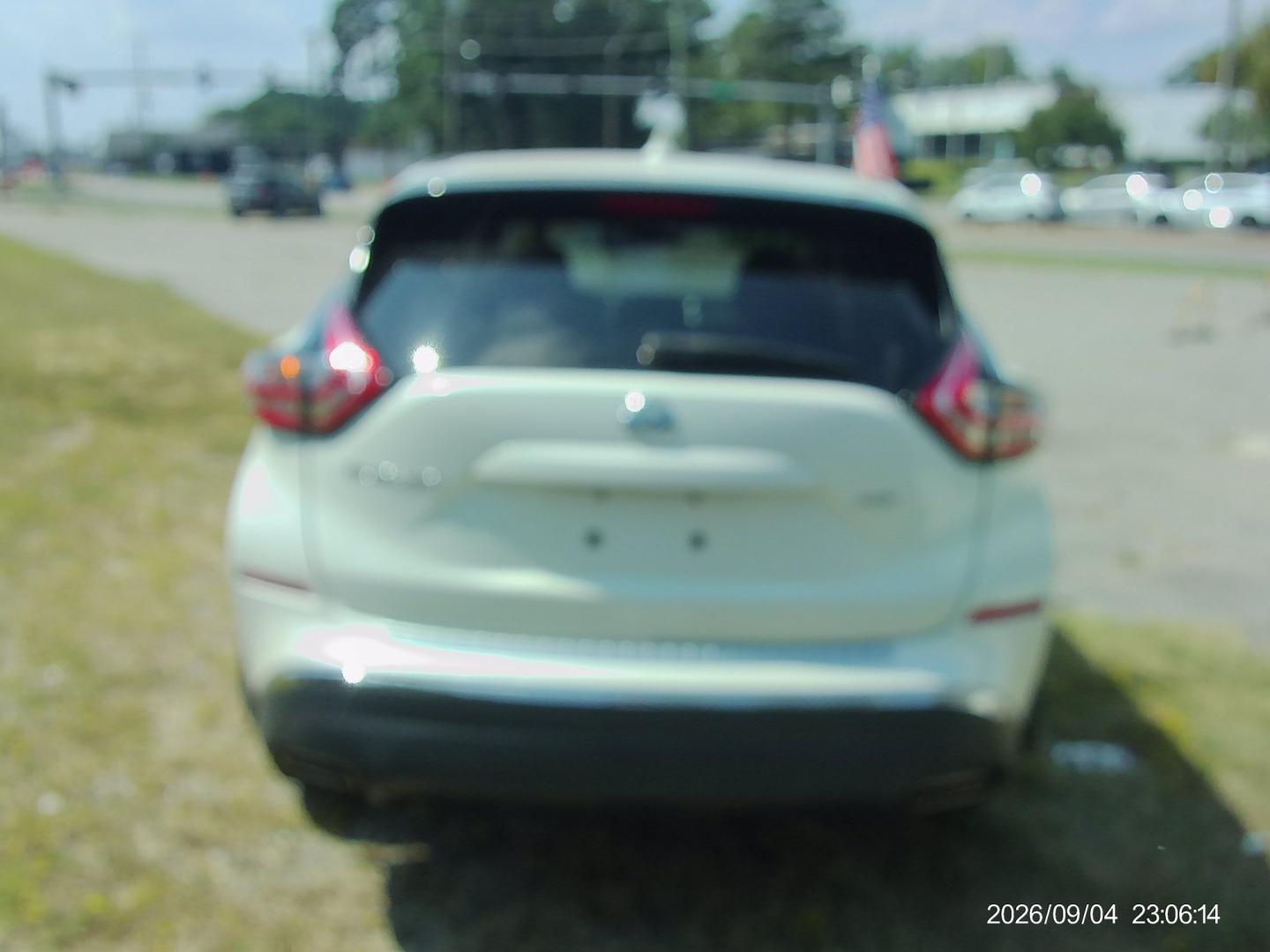 2018 White Nissan Murano Platinum AWD (5N1AZ2MH2JN) with an 3.5L V6 DOHC 24V engine, CVT transmission, located at 2553 Airline Blvd, Portsmouth, VA, 23701, (757) 488-8331, 36.813889, -76.357597 - ***VEHICLE TERMS*** Down Payment: $999 Weekly Payment: $115 APR: 23.9% Repayment Terms: 42 Months *** CALL ELIZABETH SMITH - DIRECTOR OF MARKETING @ 757-488-8331 TO SCHEDULE YOUR APPOINTMENT TODAY AND GET PRE-APPROVED RIGHT OVER THE PHONE***- Photo#6