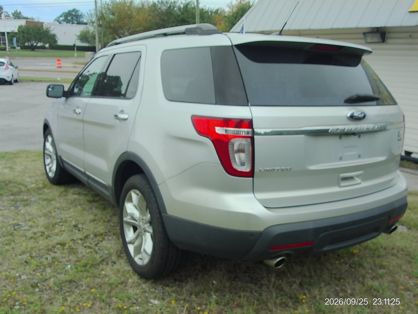 2015 White Ford Explorer Limited FWD (1FM5K7F82FG) with an 3.5L V6 DOHC 24V engine, 6-Speed Automatic transmission, located at 2553 Airline Blvd, Portsmouth, VA, 23701, (757) 488-8331, 36.813889, -76.357597 - ***VEHICLE TERMS*** Down Payment: $999 Weekly Payment: $120 APR: 23.9% Repayment Terms: 42 Months *** CALL ELIZABETH SMITH - DIRECTOR OF MARKETING @ 757-488-8331 TO SCHEDULE YOUR APPOINTMENT TODAY AND GET PRE-APPROVED RIGHT OVER THE PHONE***- Photo#7