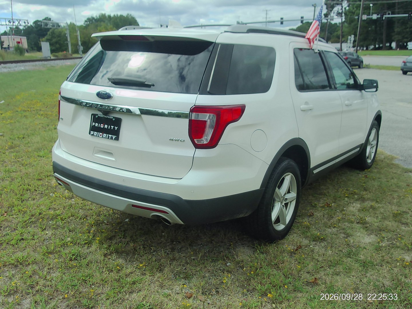 2016 White Ford Explorer XLT 4WD (1FM5K8D80GG) with an 3.5L V6 DOHC 24V engine, 6A transmission, located at 2553 Airline Blvd, Portsmouth, VA, 23701, (757) 488-8331, 36.813889, -76.357597 - ***VEHICLE TERMS*** Down Payment: $1999 Weekly Payment: $130 APR: 23.9% Repayment Terms: 42 Months *** CALL ELIZABETH SMITH - DIRECTOR OF MARKETING @ 757-488-8331 TO SCHEDULE YOUR APPOINTMENT TODAY AND GET PRE-APPROVED RIGHT OVER THE PHONE***- Photo#5