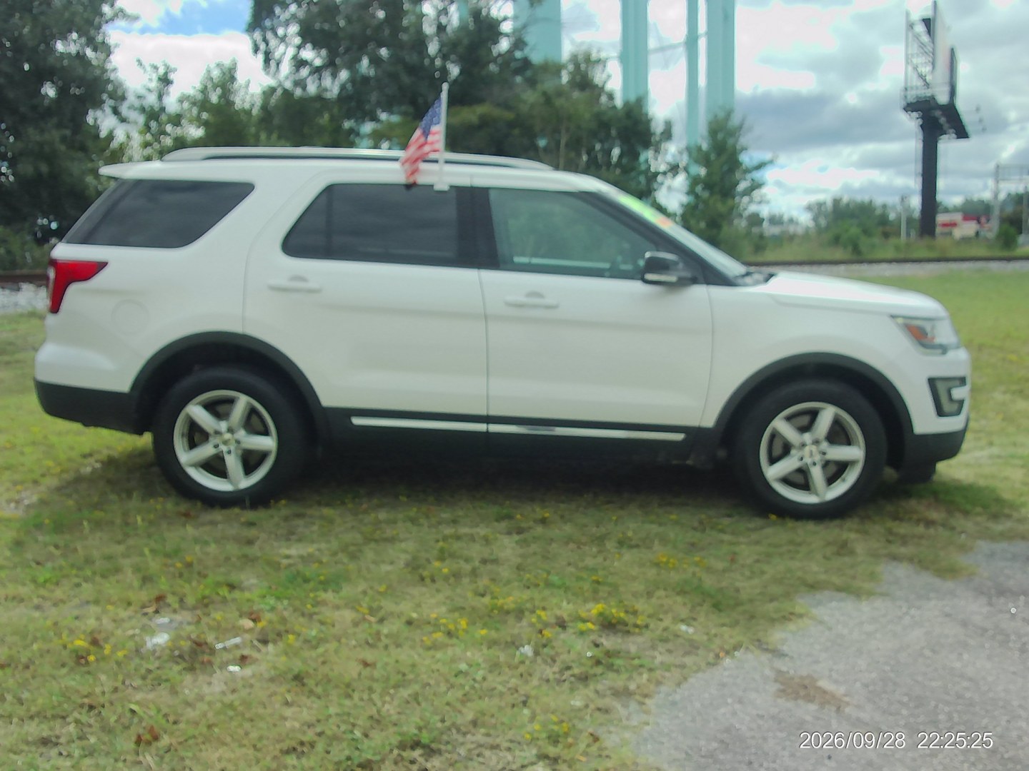 2016 White Ford Explorer XLT 4WD (1FM5K8D80GG) with an 3.5L V6 DOHC 24V engine, 6A transmission, located at 2553 Airline Blvd, Portsmouth, VA, 23701, (757) 488-8331, 36.813889, -76.357597 - ***VEHICLE TERMS*** Down Payment: $1999 Weekly Payment: $130 APR: 23.9% Repayment Terms: 42 Months *** CALL ELIZABETH SMITH - DIRECTOR OF MARKETING @ 757-488-8331 TO SCHEDULE YOUR APPOINTMENT TODAY AND GET PRE-APPROVED RIGHT OVER THE PHONE***- Photo#4