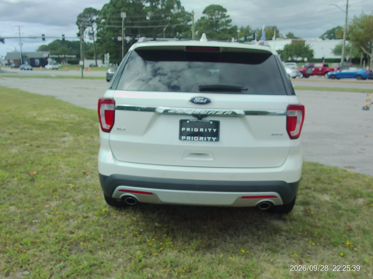 2016 White Ford Explorer XLT 4WD (1FM5K8D80GG) with an 3.5L V6 DOHC 24V engine, 6A transmission, located at 2553 Airline Blvd, Portsmouth, VA, 23701, (757) 488-8331, 36.813889, -76.357597 - ***VEHICLE TERMS*** Down Payment: $1999 Weekly Payment: $130 APR: 23.9% Repayment Terms: 42 Months *** CALL ELIZABETH SMITH - DIRECTOR OF MARKETING @ 757-488-8331 TO SCHEDULE YOUR APPOINTMENT TODAY AND GET PRE-APPROVED RIGHT OVER THE PHONE***- Photo#6