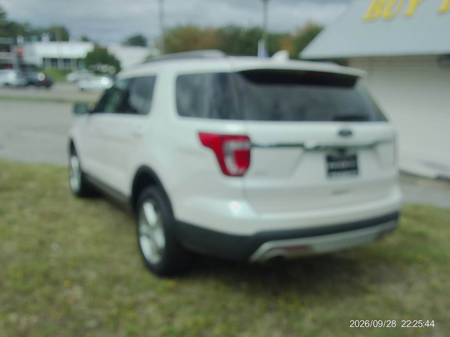 2016 White Ford Explorer XLT 4WD (1FM5K8D80GG) with an 3.5L V6 DOHC 24V engine, 6A transmission, located at 2553 Airline Blvd, Portsmouth, VA, 23701, (757) 488-8331, 36.813889, -76.357597 - ***VEHICLE TERMS*** Down Payment: $1999 Weekly Payment: $130 APR: 23.9% Repayment Terms: 42 Months *** CALL ELIZABETH SMITH - DIRECTOR OF MARKETING @ 757-488-8331 TO SCHEDULE YOUR APPOINTMENT TODAY AND GET PRE-APPROVED RIGHT OVER THE PHONE***- Photo#7