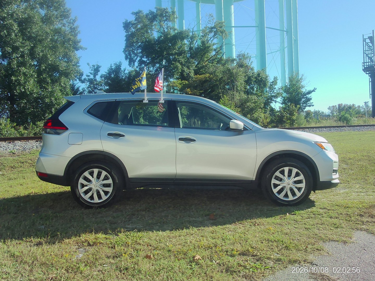 2018 Silver Nissan Rogue S 2WD (KNMAT2MT3JP) with an 2.5L L4 DOHC 16V engine, CVT transmission, located at 2553 Airline Blvd, Portsmouth, VA, 23701, (757) 488-8331, 36.813889, -76.357597- Photo#4