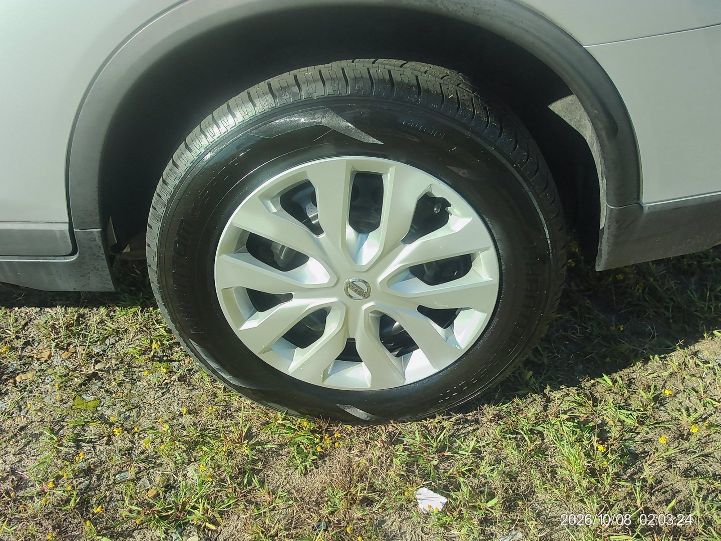 2018 Silver Nissan Rogue S 2WD (KNMAT2MT3JP) with an 2.5L L4 DOHC 16V engine, CVT transmission, located at 2553 Airline Blvd, Portsmouth, VA, 23701, (757) 488-8331, 36.813889, -76.357597- Photo#8