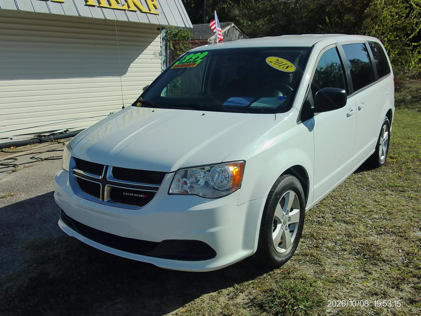 2018 White Dodge Grand Caravan SE (2C4RDGBG6JR) with an 3.6L V6 DOHC 24V engine, 6A transmission, located at 2553 Airline Blvd, Portsmouth, VA, 23701, (757) 488-8331, 36.813889, -76.357597 - ***VEHICLE TERMS*** Down Payment: $999 Weekly Payment: $120 APR: 23.9% Repayment Terms: 42 Months *** CALL ELIZABETH SMITH - DIRECTOR OF MARKETING @ 757-488-8331 TO SCHEDULE YOUR APPOINTMENT TODAY AND GET PRE-APPROVED RIGHT OVER THE PHONE***- Photo#1