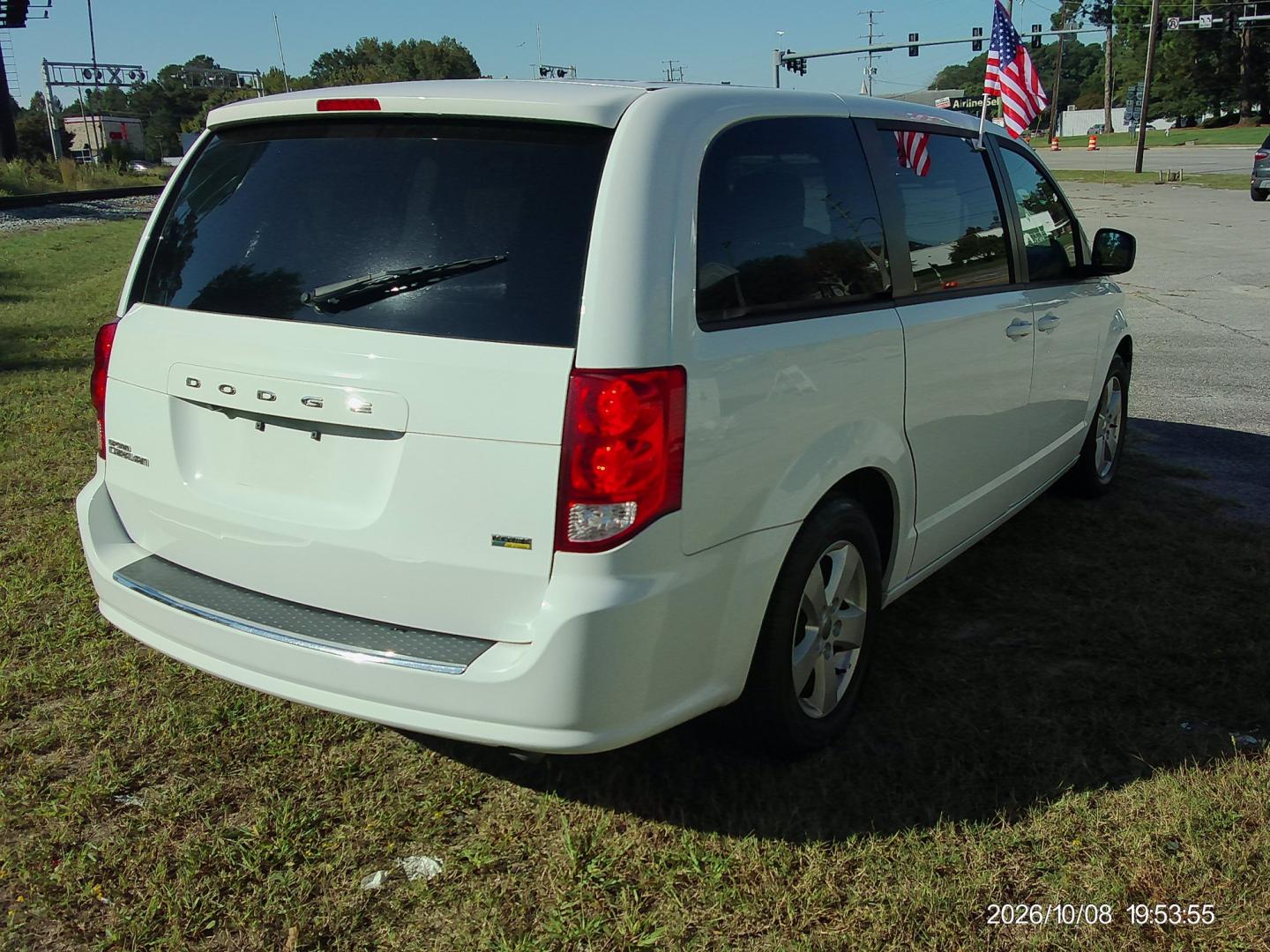 2018 White Dodge Grand Caravan SE (2C4RDGBG6JR) with an 3.6L V6 DOHC 24V engine, 6A transmission, located at 2553 Airline Blvd, Portsmouth, VA, 23701, (757) 488-8331, 36.813889, -76.357597 - ***VEHICLE TERMS*** Down Payment: $999 Weekly Payment: $120 APR: 23.9% Repayment Terms: 42 Months *** CALL ELIZABETH SMITH - DIRECTOR OF MARKETING @ 757-488-8331 TO SCHEDULE YOUR APPOINTMENT TODAY AND GET PRE-APPROVED RIGHT OVER THE PHONE***- Photo#5