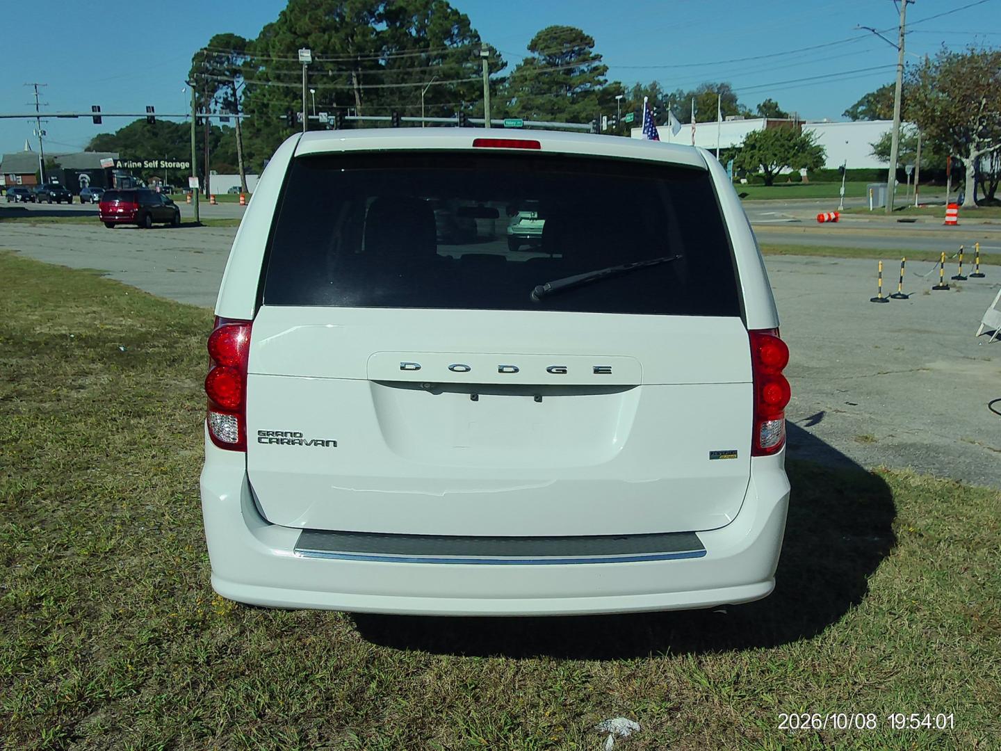 2018 White Dodge Grand Caravan SE (2C4RDGBG6JR) with an 3.6L V6 DOHC 24V engine, 6A transmission, located at 2553 Airline Blvd, Portsmouth, VA, 23701, (757) 488-8331, 36.813889, -76.357597 - ***VEHICLE TERMS*** Down Payment: $999 Weekly Payment: $120 APR: 23.9% Repayment Terms: 42 Months *** CALL ELIZABETH SMITH - DIRECTOR OF MARKETING @ 757-488-8331 TO SCHEDULE YOUR APPOINTMENT TODAY AND GET PRE-APPROVED RIGHT OVER THE PHONE***- Photo#6