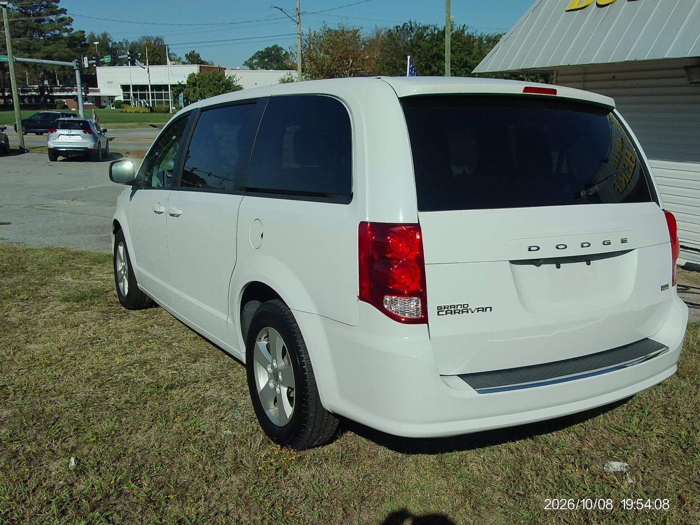 2018 White Dodge Grand Caravan SE (2C4RDGBG6JR) with an 3.6L V6 DOHC 24V engine, 6A transmission, located at 2553 Airline Blvd, Portsmouth, VA, 23701, (757) 488-8331, 36.813889, -76.357597 - ***VEHICLE TERMS*** Down Payment: $999 Weekly Payment: $120 APR: 23.9% Repayment Terms: 42 Months *** CALL ELIZABETH SMITH - DIRECTOR OF MARKETING @ 757-488-8331 TO SCHEDULE YOUR APPOINTMENT TODAY AND GET PRE-APPROVED RIGHT OVER THE PHONE***- Photo#7