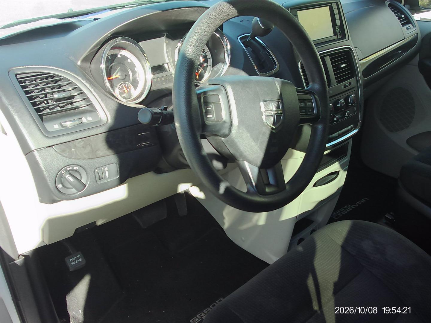 2018 White Dodge Grand Caravan SE (2C4RDGBG6JR) with an 3.6L V6 DOHC 24V engine, 6A transmission, located at 2553 Airline Blvd, Portsmouth, VA, 23701, (757) 488-8331, 36.813889, -76.357597 - ***VEHICLE TERMS*** Down Payment: $999 Weekly Payment: $120 APR: 23.9% Repayment Terms: 42 Months *** CALL ELIZABETH SMITH - DIRECTOR OF MARKETING @ 757-488-8331 TO SCHEDULE YOUR APPOINTMENT TODAY AND GET PRE-APPROVED RIGHT OVER THE PHONE***- Photo#9