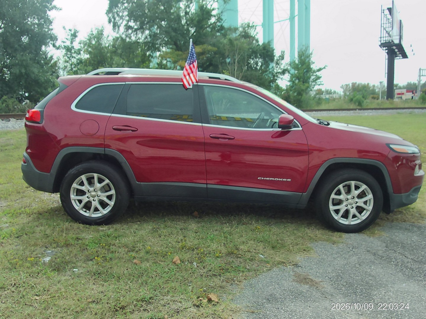 2017 Red Jeep Cherokee Latitude 4WD (1C4PJMCS8HW) with an 3.2L V6 DOHC 24V engine, 9A transmission, located at 2553 Airline Blvd, Portsmouth, VA, 23701, (757) 488-8331, 36.813889, -76.357597 - ***VEHICLE TERMS*** Down Payment: $999 Weekly Payment: $120 APR: 23.9% Repayment Terms: 42 Months *** CALL ELIZABETH SMITH - DIRECTOR OF MARKETING @ 757-488-8331 TO SCHEDULE YOUR APPOINTMENT TODAY AND GET PRE-APPROVED RIGHT OVER THE PHONE***- Photo#4